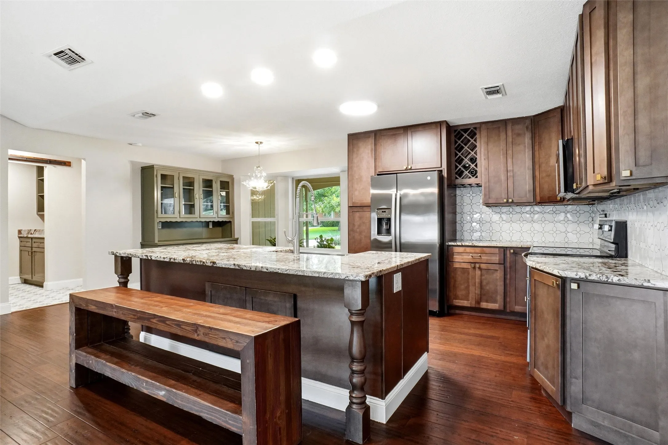 Single Family Residence For Sale in Tarrant County , 241 Timberlake Drive, Azle, Texas 76020, 3 Bedroom, 2 Bathroom, 2 Garage spaces, 2,114 Sqft, built in 1970, mls#21328330, Real Estate Agent in Azle, Homes For Sale in Tarrant county, Homes For Sale in Azle, Realtor in Azle Texas, Real Estate Brokerage Independent Realty Texas, Luminita Cordes Realtor