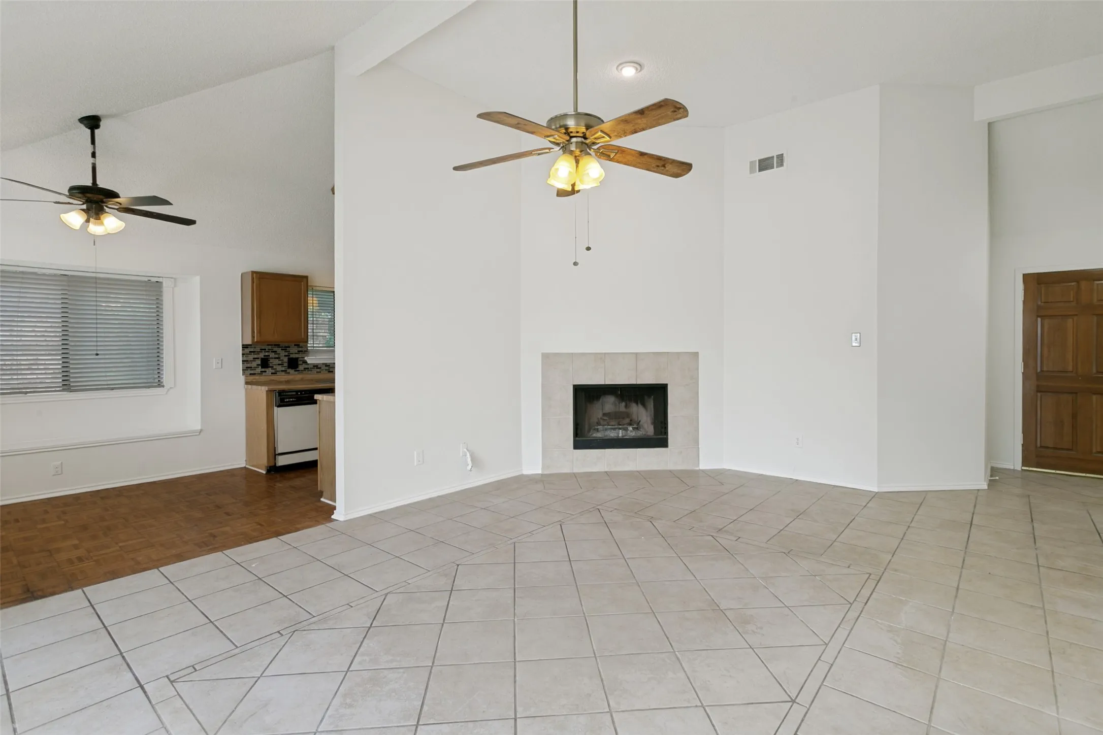 Single Family Residence For Sale in Tarrant County , 2813 Creekwood Lane, Fort Worth, Texas 76123, 3 Bedroom, 2 Bathroom, 2 Garage spaces, 1,219 Sqft, built in 1985, mls#21335499, Real Estate Agent in Fort Worth, Homes For Sale in Tarrant county, Homes For Sale in Fort Worth, Realtor in Fort Worth Texas, Real Estate Brokerage Independent Realty Texas, Luminita Cordes Realtor
