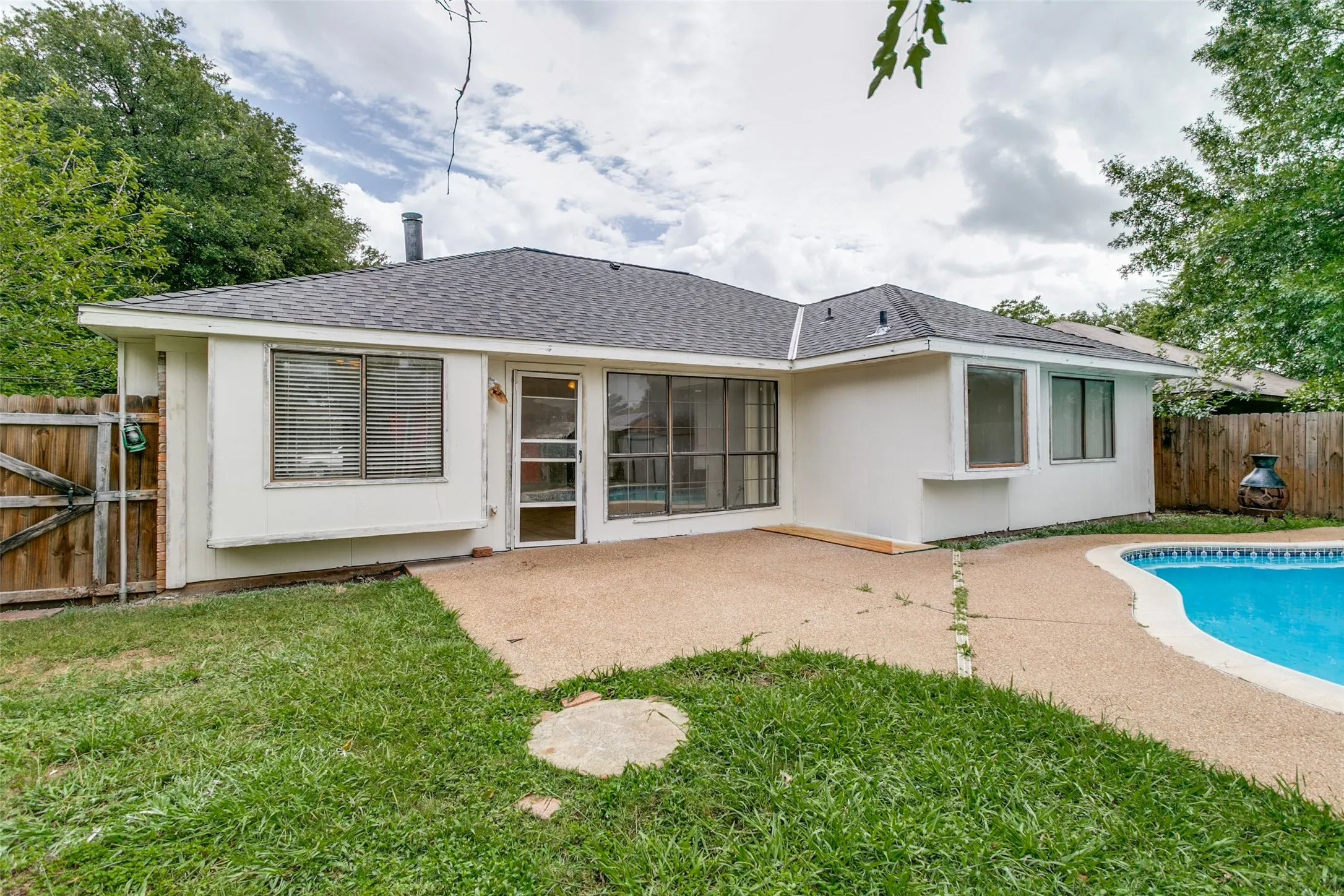 Single Family Residence For Sale in Tarrant County , 2813 Creekwood Lane, Fort Worth, Texas 76123, 3 Bedroom, 2 Bathroom, 2 Garage spaces, 1,219 Sqft, built in 1985, mls#21335499, Real Estate Agent in Fort Worth, Homes For Sale in Tarrant county, Homes For Sale in Fort Worth, Realtor in Fort Worth Texas, Real Estate Brokerage Independent Realty Texas, Luminita Cordes Realtor