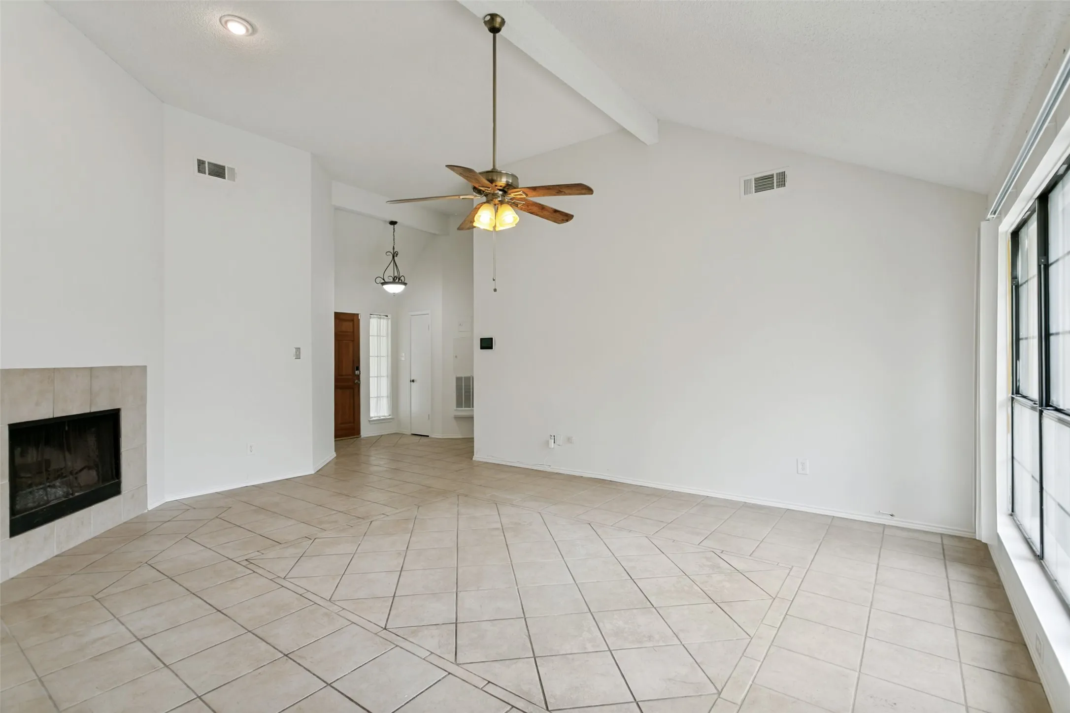 Single Family Residence For Sale in Tarrant County , 2813 Creekwood Lane, Fort Worth, Texas 76123, 3 Bedroom, 2 Bathroom, 2 Garage spaces, 1,219 Sqft, built in 1985, mls#21335499, Real Estate Agent in Fort Worth, Homes For Sale in Tarrant county, Homes For Sale in Fort Worth, Realtor in Fort Worth Texas, Real Estate Brokerage Independent Realty Texas, Luminita Cordes Realtor