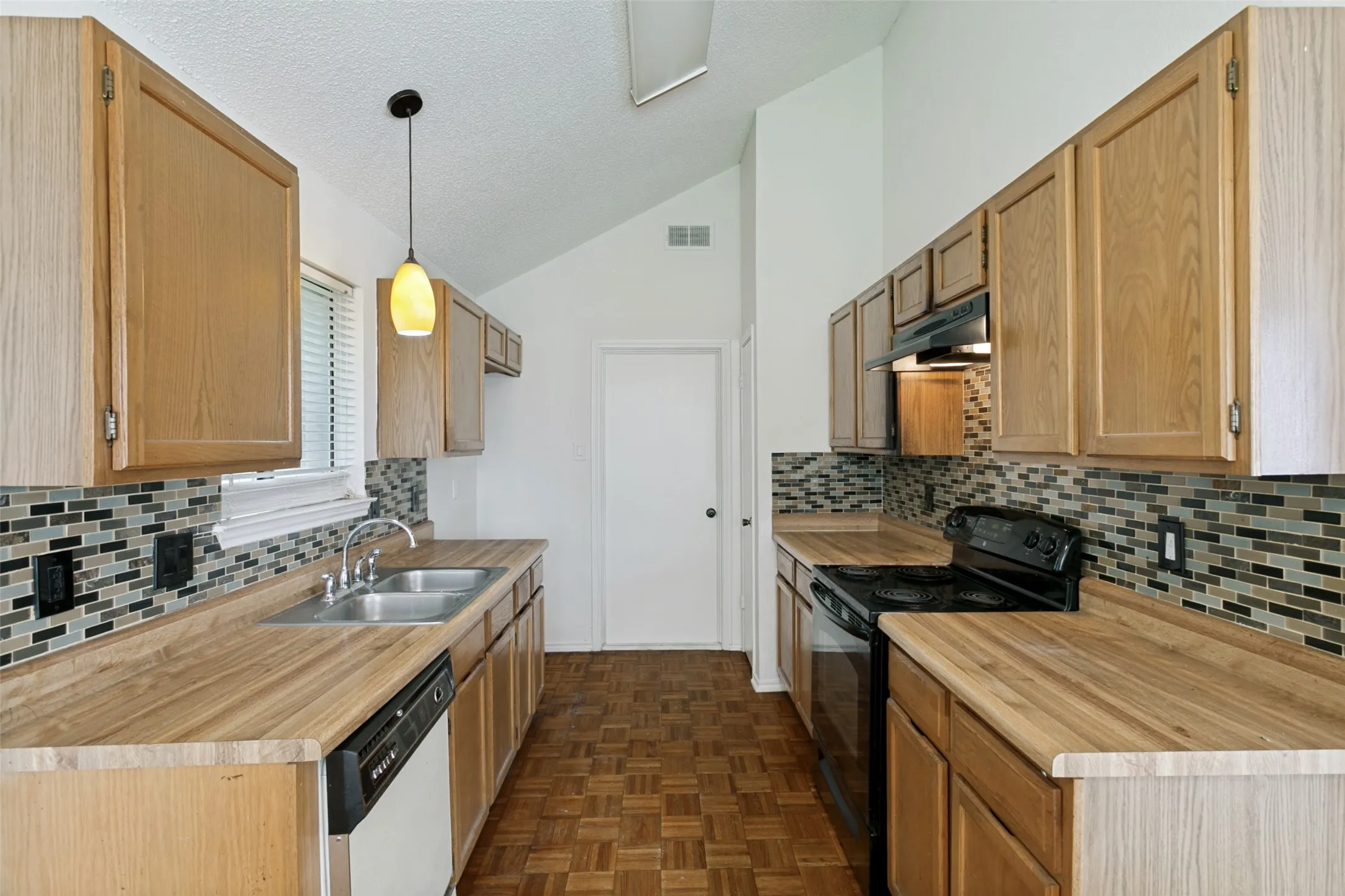 Single Family Residence For Sale in Tarrant County , 2813 Creekwood Lane, Fort Worth, Texas 76123, 3 Bedroom, 2 Bathroom, 2 Garage spaces, 1,219 Sqft, built in 1985, mls#21335499, Real Estate Agent in Fort Worth, Homes For Sale in Tarrant county, Homes For Sale in Fort Worth, Realtor in Fort Worth Texas, Real Estate Brokerage Independent Realty Texas, Luminita Cordes Realtor