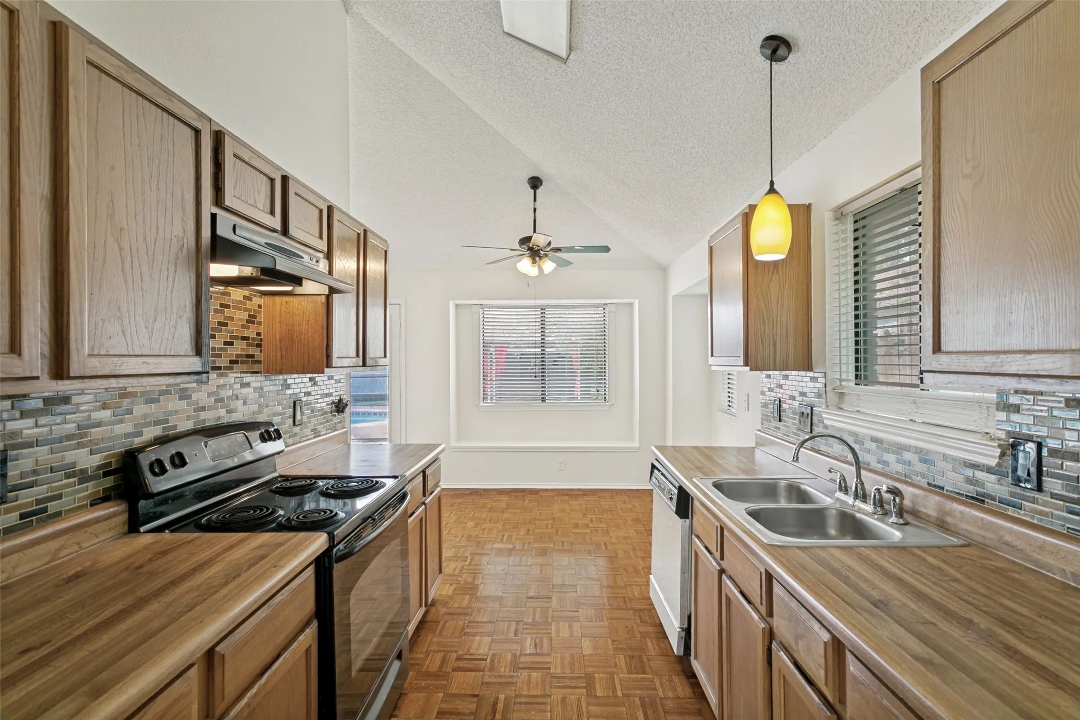 Single Family Residence For Sale in Tarrant County , 2813 Creekwood Lane, Fort Worth, Texas 76123, 3 Bedroom, 2 Bathroom, 2 Garage spaces, 1,219 Sqft, built in 1985, mls#21335499, Real Estate Agent in Fort Worth, Homes For Sale in Tarrant county, Homes For Sale in Fort Worth, Realtor in Fort Worth Texas, Real Estate Brokerage Independent Realty Texas, Luminita Cordes Realtor