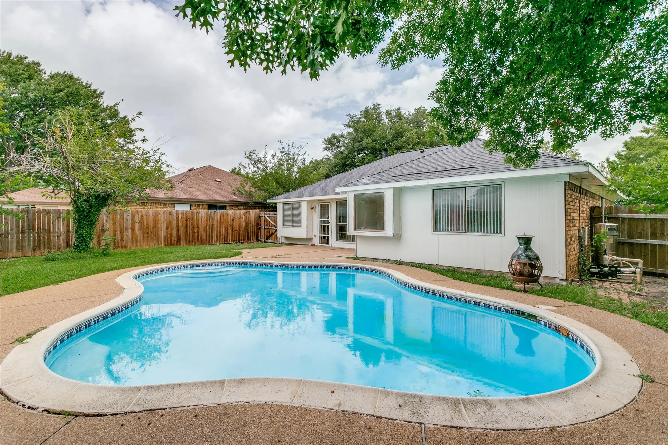 Single Family Residence For Sale in Tarrant County , 2813 Creekwood Lane, Fort Worth, Texas 76123, 3 Bedroom, 2 Bathroom, 2 Garage spaces, 1,219 Sqft, built in 1985, mls#21335499, Real Estate Agent in Fort Worth, Homes For Sale in Tarrant county, Homes For Sale in Fort Worth, Realtor in Fort Worth Texas, Real Estate Brokerage Independent Realty Texas, Luminita Cordes Realtor