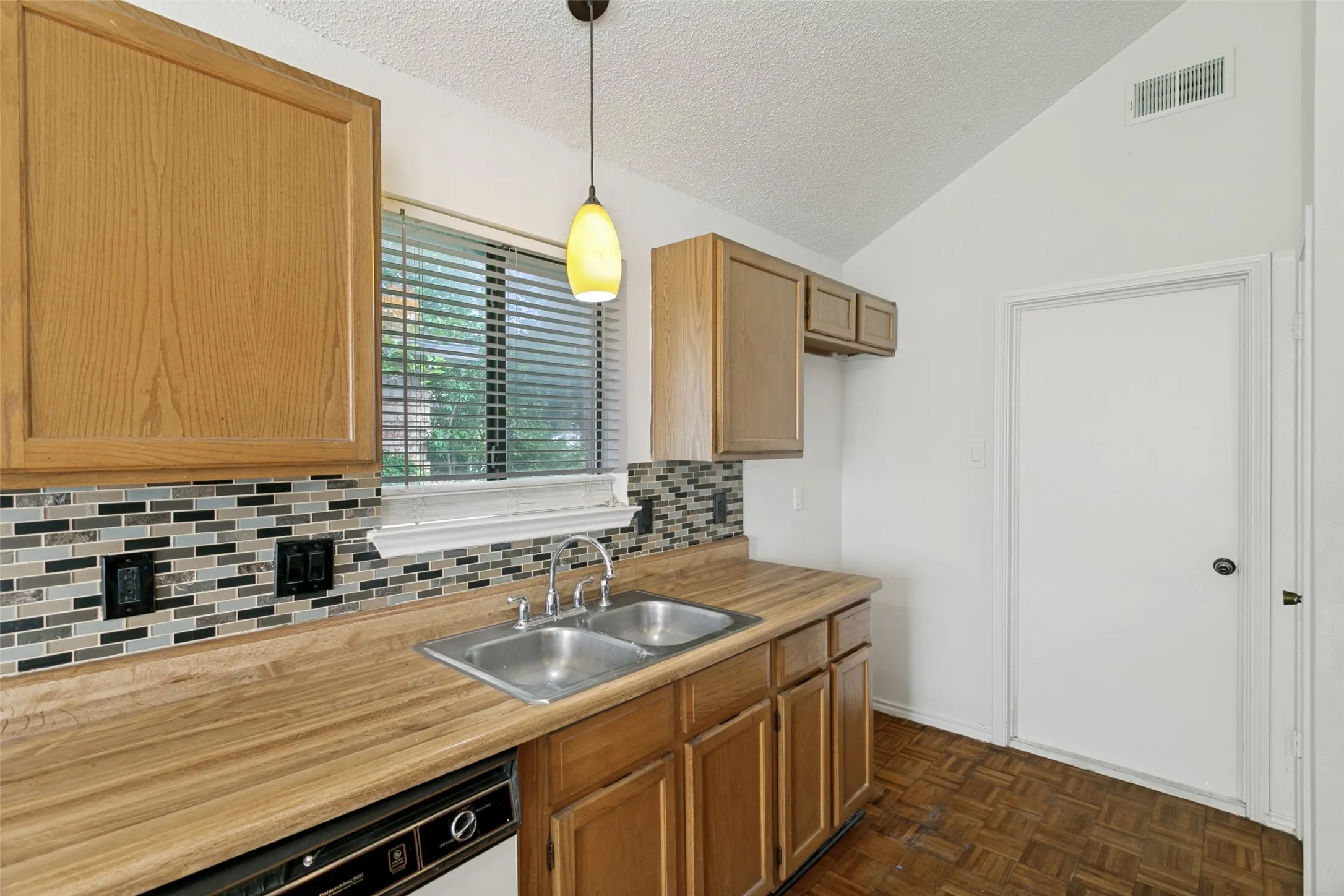Single Family Residence For Sale in Tarrant County , 2813 Creekwood Lane, Fort Worth, Texas 76123, 3 Bedroom, 2 Bathroom, 2 Garage spaces, 1,219 Sqft, built in 1985, mls#21335499, Real Estate Agent in Fort Worth, Homes For Sale in Tarrant county, Homes For Sale in Fort Worth, Realtor in Fort Worth Texas, Real Estate Brokerage Independent Realty Texas, Luminita Cordes Realtor