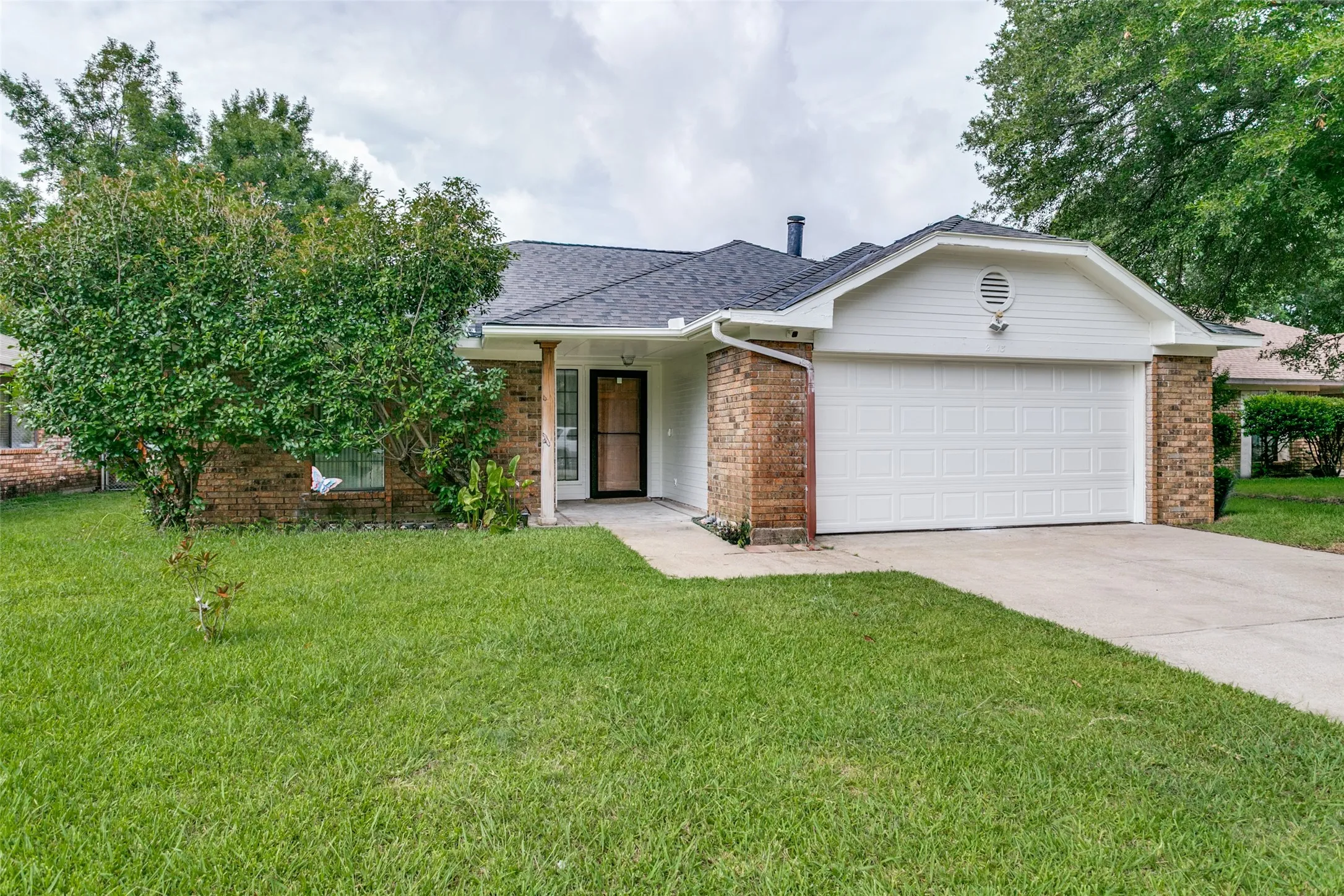 Single Family Residence For Sale in Tarrant County , 2813 Creekwood Lane, Fort Worth, Texas 76123, 3 Bedroom, 2 Bathroom, 2 Garage spaces, 1,219 Sqft, built in 1985, mls#21335499, Real Estate Agent in Fort Worth, Homes For Sale in Tarrant county, Homes For Sale in Fort Worth, Realtor in Fort Worth Texas, Real Estate Brokerage Independent Realty Texas, Luminita Cordes Realtor