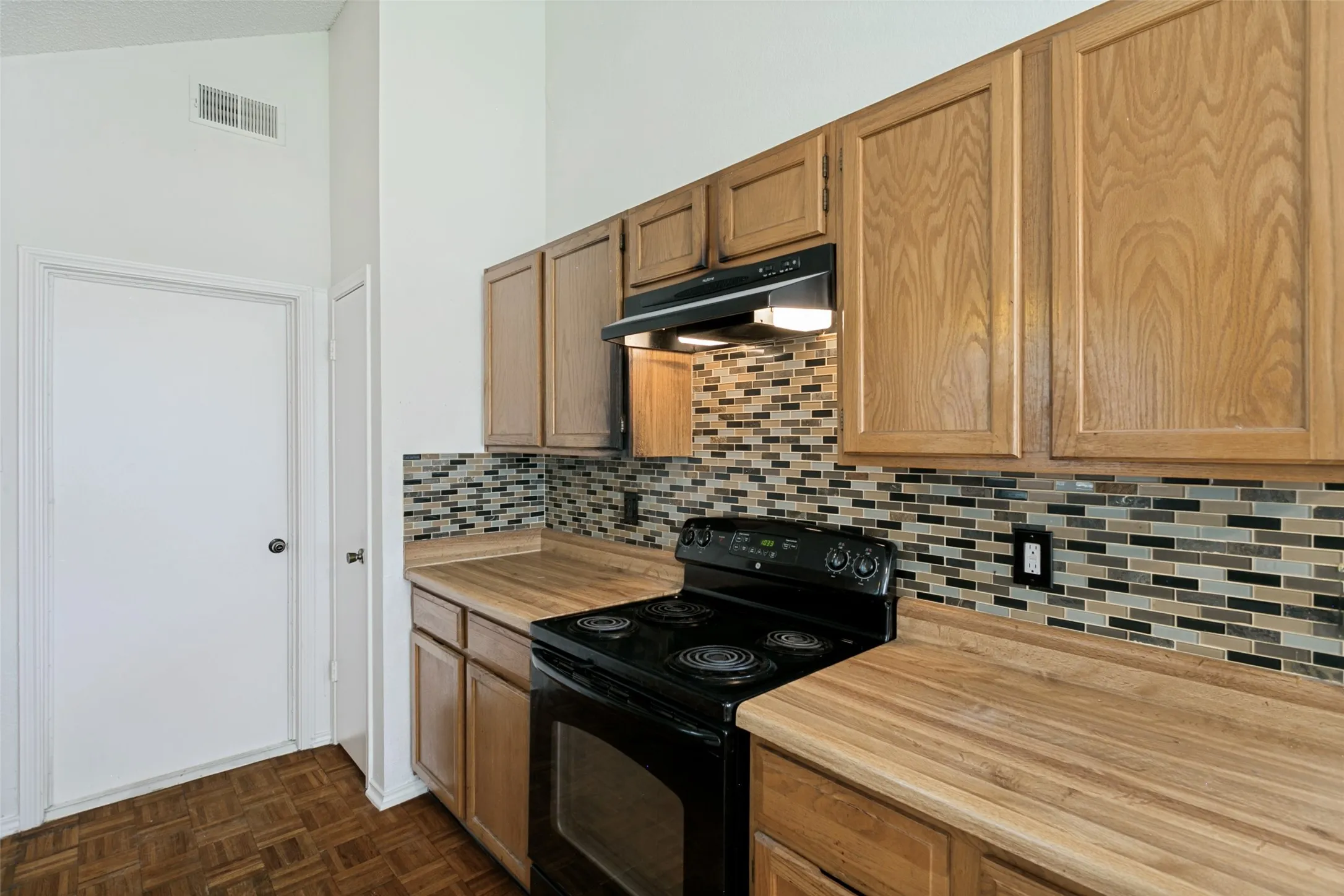 Single Family Residence For Sale in Tarrant County , 2813 Creekwood Lane, Fort Worth, Texas 76123, 3 Bedroom, 2 Bathroom, 2 Garage spaces, 1,219 Sqft, built in 1985, mls#21335499, Real Estate Agent in Fort Worth, Homes For Sale in Tarrant county, Homes For Sale in Fort Worth, Realtor in Fort Worth Texas, Real Estate Brokerage Independent Realty Texas, Luminita Cordes Realtor