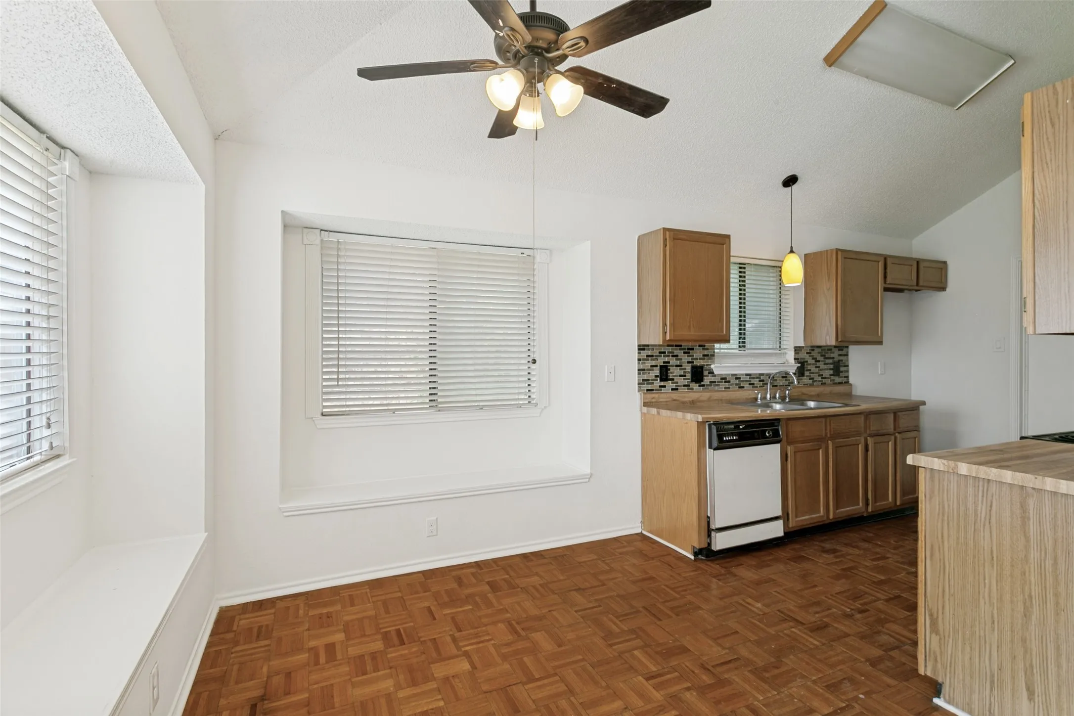 Single Family Residence For Sale in Tarrant County , 2813 Creekwood Lane, Fort Worth, Texas 76123, 3 Bedroom, 2 Bathroom, 2 Garage spaces, 1,219 Sqft, built in 1985, mls#21335499, Real Estate Agent in Fort Worth, Homes For Sale in Tarrant county, Homes For Sale in Fort Worth, Realtor in Fort Worth Texas, Real Estate Brokerage Independent Realty Texas, Luminita Cordes Realtor
