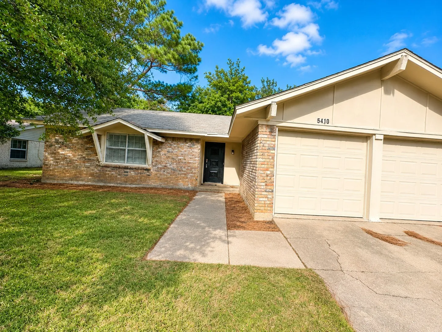 Single Family Residence For Sale in Denton County , 5410 Kings Manor Drive, Lake Dallas, Texas 75065, 3 Bedroom, 2 Bathroom, 2 Garage spaces, 1,336 Sqft, built in 1976, mls#21335568, Real Estate Agent in Lake Dallas, Homes For Sale in Denton county, Homes For Sale in Lake Dallas, Realtor in Lake Dallas Texas, Real Estate Brokerage Independent Realty Texas, Luminita Cordes Realtor