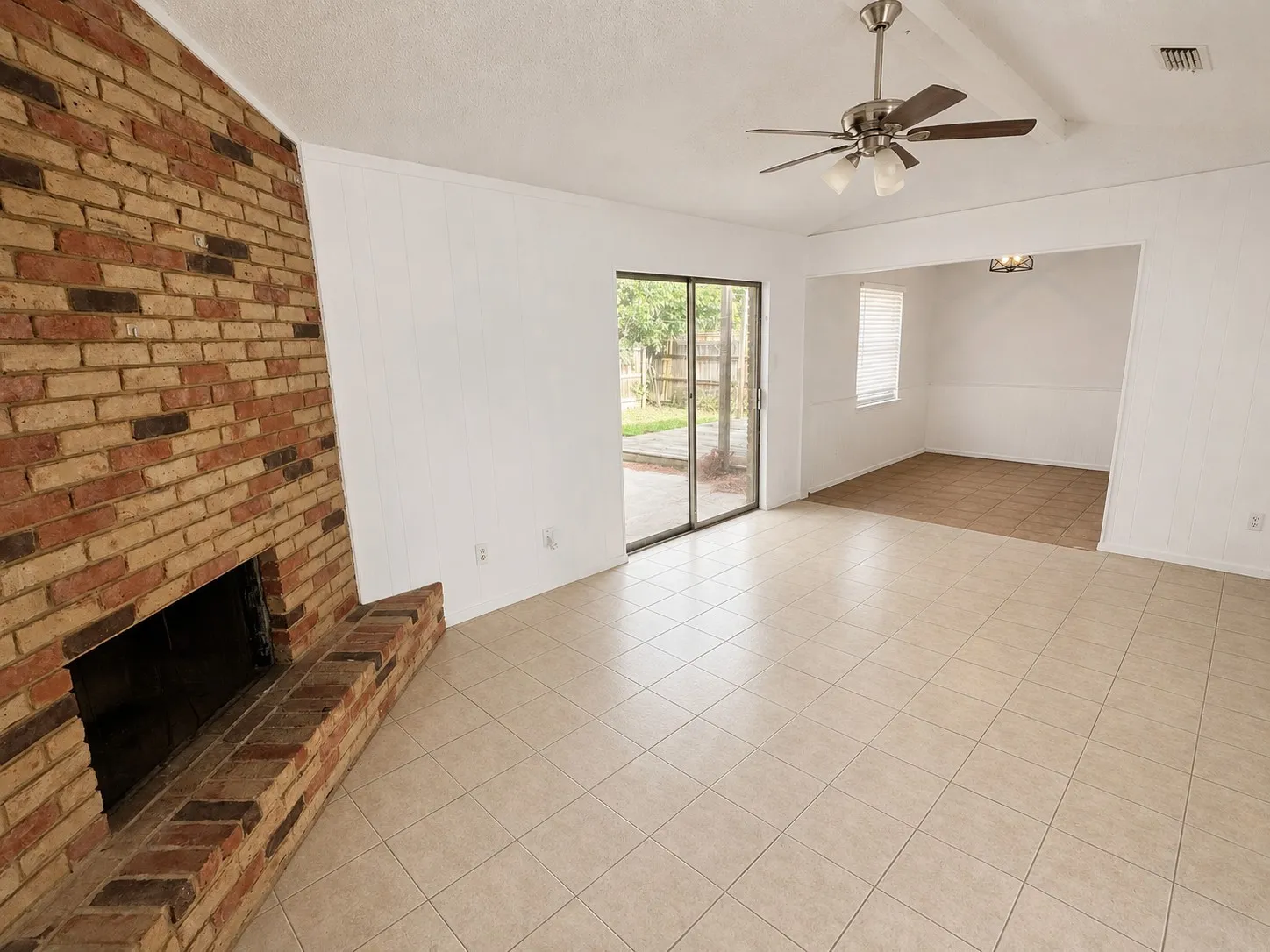 Single Family Residence For Sale in Denton County , 5410 Kings Manor Drive, Lake Dallas, Texas 75065, 3 Bedroom, 2 Bathroom, 2 Garage spaces, 1,336 Sqft, built in 1976, mls#21335568, Real Estate Agent in Lake Dallas, Homes For Sale in Denton county, Homes For Sale in Lake Dallas, Realtor in Lake Dallas Texas, Real Estate Brokerage Independent Realty Texas, Luminita Cordes Realtor