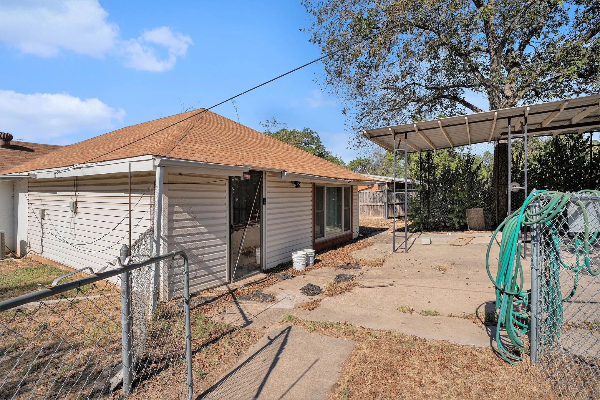 Single Family Residence For Sale in Hill County , 116 Lakeshore Trail, Whitney, Texas 76692, 2 Bedroom, 2 Bathroom, 2 Garage spaces, 1,744 Sqft, built in 1948, mls#21335575, Real Estate Agent in Whitney, Homes For Sale in Hill county, Homes For Sale in Whitney, Realtor in Whitney Texas, Real Estate Brokerage Independent Realty Texas, Luminita Cordes Realtor