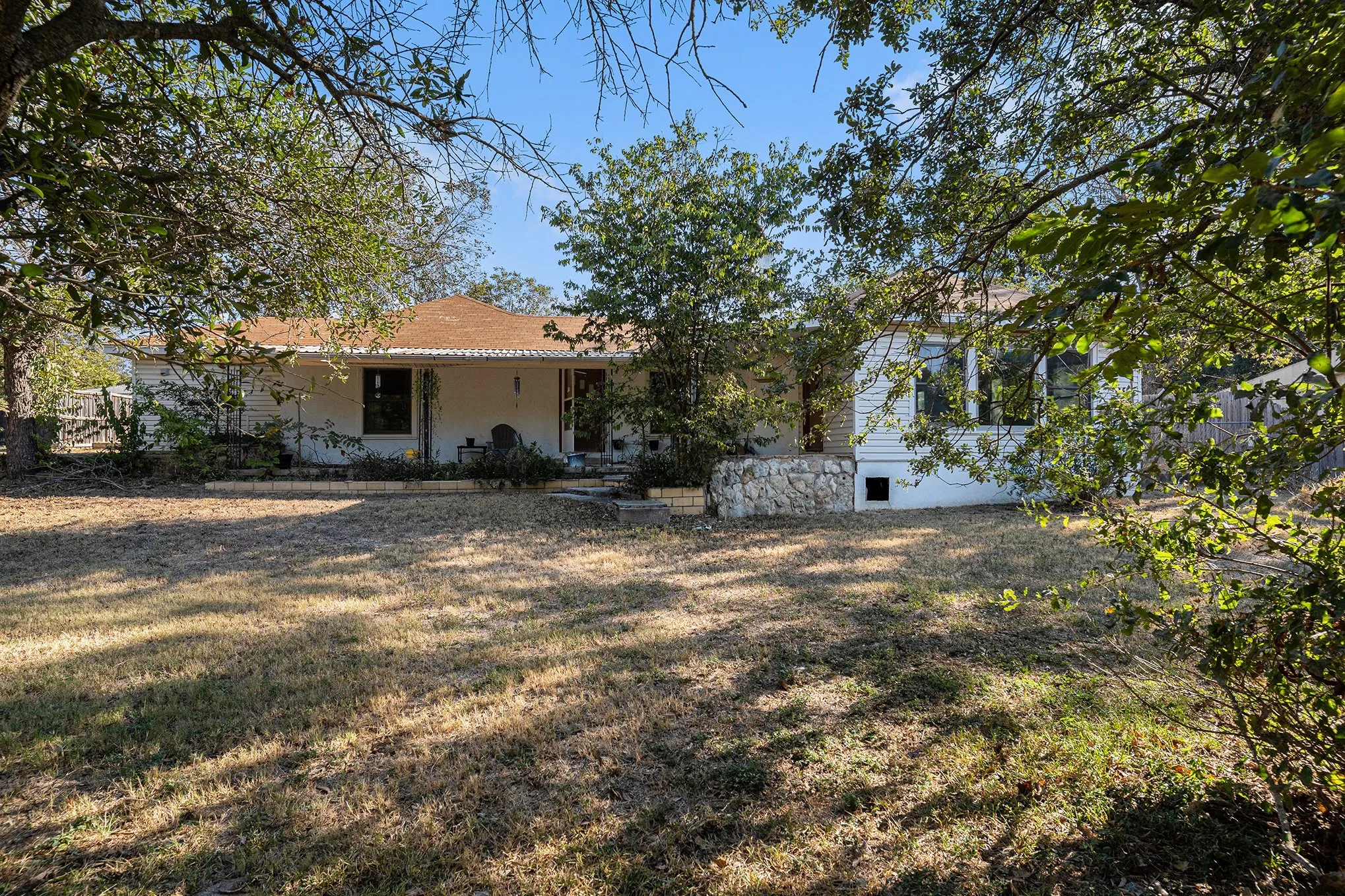 Single Family Residence For Sale in Hill County , 116 Lakeshore Trail, Whitney, Texas 76692, 2 Bedroom, 2 Bathroom, 2 Garage spaces, 1,744 Sqft, built in 1948, mls#21335575, Real Estate Agent in Whitney, Homes For Sale in Hill county, Homes For Sale in Whitney, Realtor in Whitney Texas, Real Estate Brokerage Independent Realty Texas, Luminita Cordes Realtor