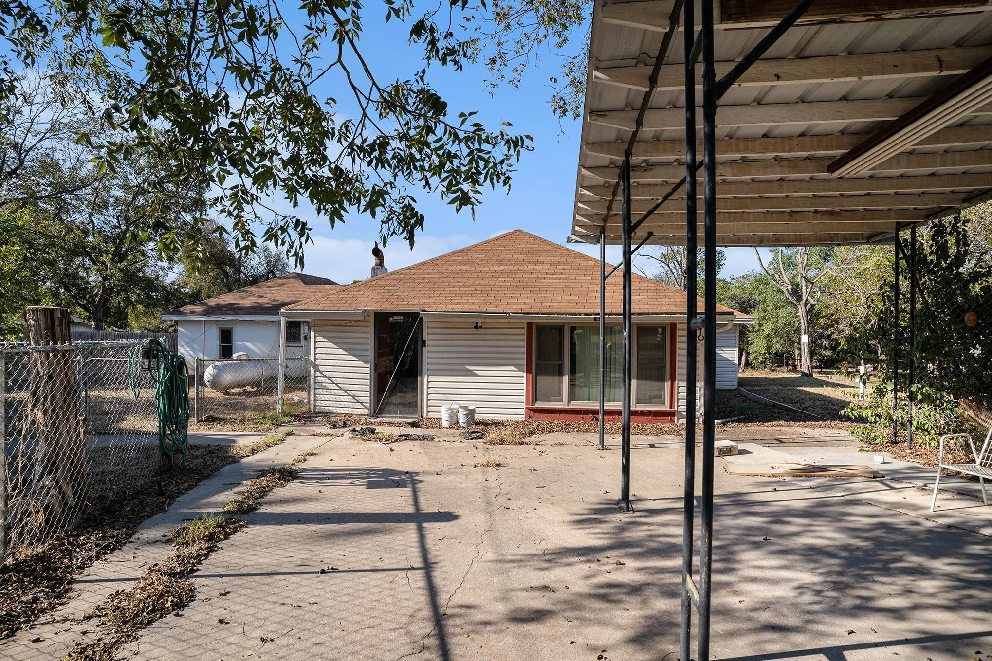 Single Family Residence For Sale in Hill County , 116 Lakeshore Trail, Whitney, Texas 76692, 2 Bedroom, 2 Bathroom, 2 Garage spaces, 1,744 Sqft, built in 1948, mls#21335575, Real Estate Agent in Whitney, Homes For Sale in Hill county, Homes For Sale in Whitney, Realtor in Whitney Texas, Real Estate Brokerage Independent Realty Texas, Luminita Cordes Realtor