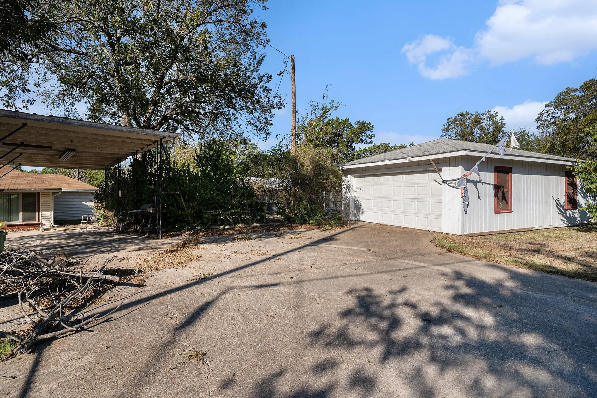 Single Family Residence For Sale in Hill County , 116 Lakeshore Trail, Whitney, Texas 76692, 2 Bedroom, 2 Bathroom, 2 Garage spaces, 1,744 Sqft, built in 1948, mls#21335575, Real Estate Agent in Whitney, Homes For Sale in Hill county, Homes For Sale in Whitney, Realtor in Whitney Texas, Real Estate Brokerage Independent Realty Texas, Luminita Cordes Realtor