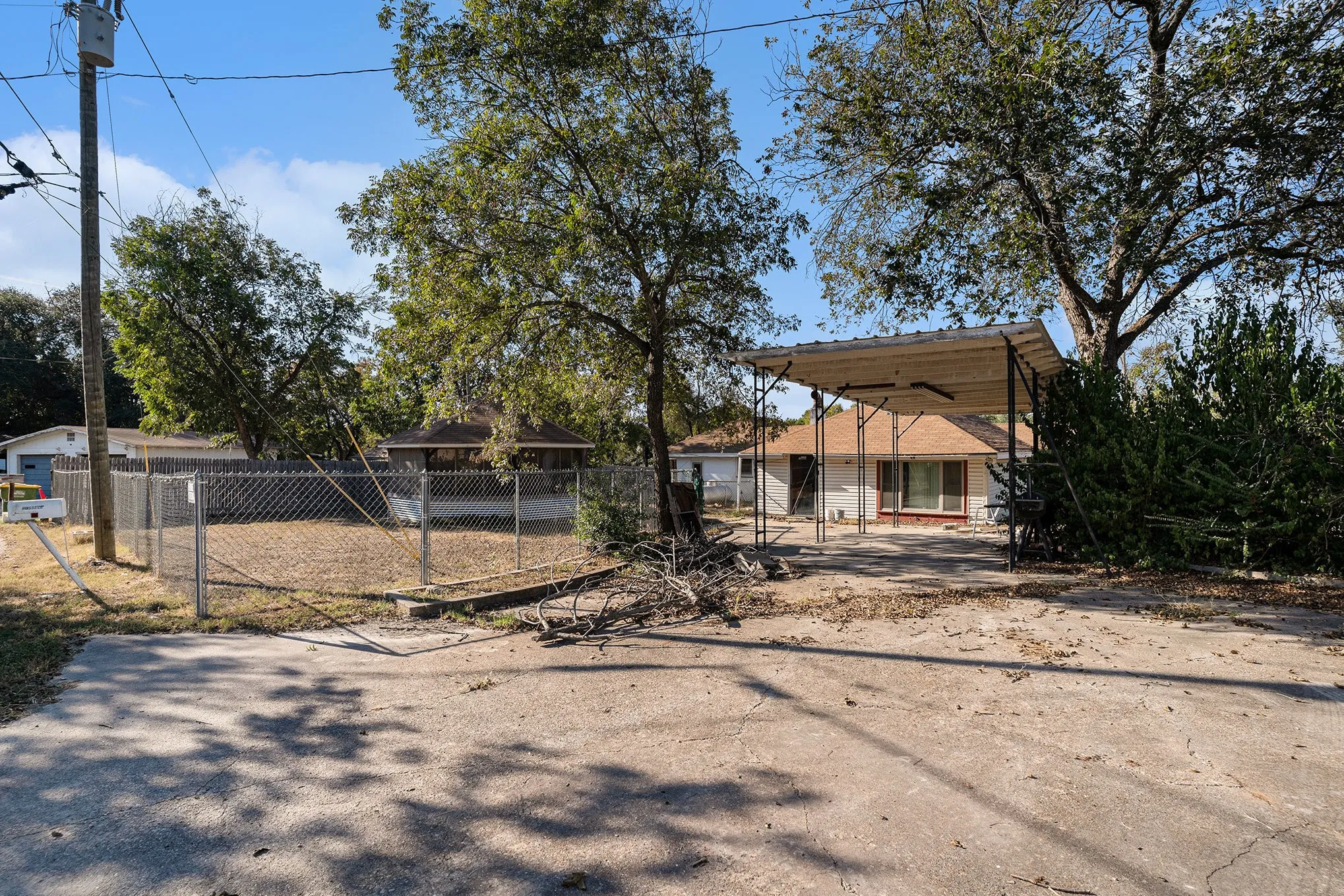 Single Family Residence For Sale in Hill County , 116 Lakeshore Trail, Whitney, Texas 76692, 2 Bedroom, 2 Bathroom, 2 Garage spaces, 1,744 Sqft, built in 1948, mls#21335575, Real Estate Agent in Whitney, Homes For Sale in Hill county, Homes For Sale in Whitney, Realtor in Whitney Texas, Real Estate Brokerage Independent Realty Texas, Luminita Cordes Realtor
