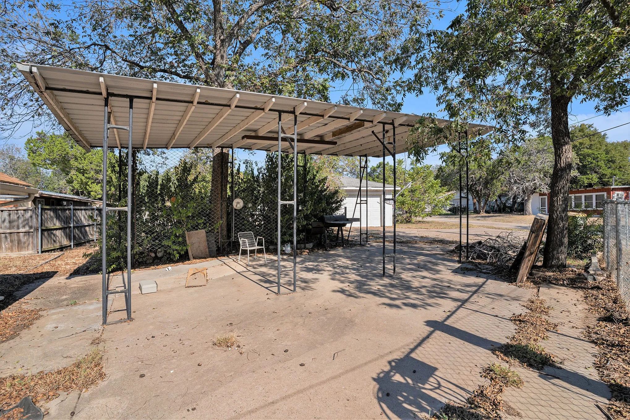 Single Family Residence For Sale in Hill County , 116 Lakeshore Trail, Whitney, Texas 76692, 2 Bedroom, 2 Bathroom, 2 Garage spaces, 1,744 Sqft, built in 1948, mls#21335575, Real Estate Agent in Whitney, Homes For Sale in Hill county, Homes For Sale in Whitney, Realtor in Whitney Texas, Real Estate Brokerage Independent Realty Texas, Luminita Cordes Realtor