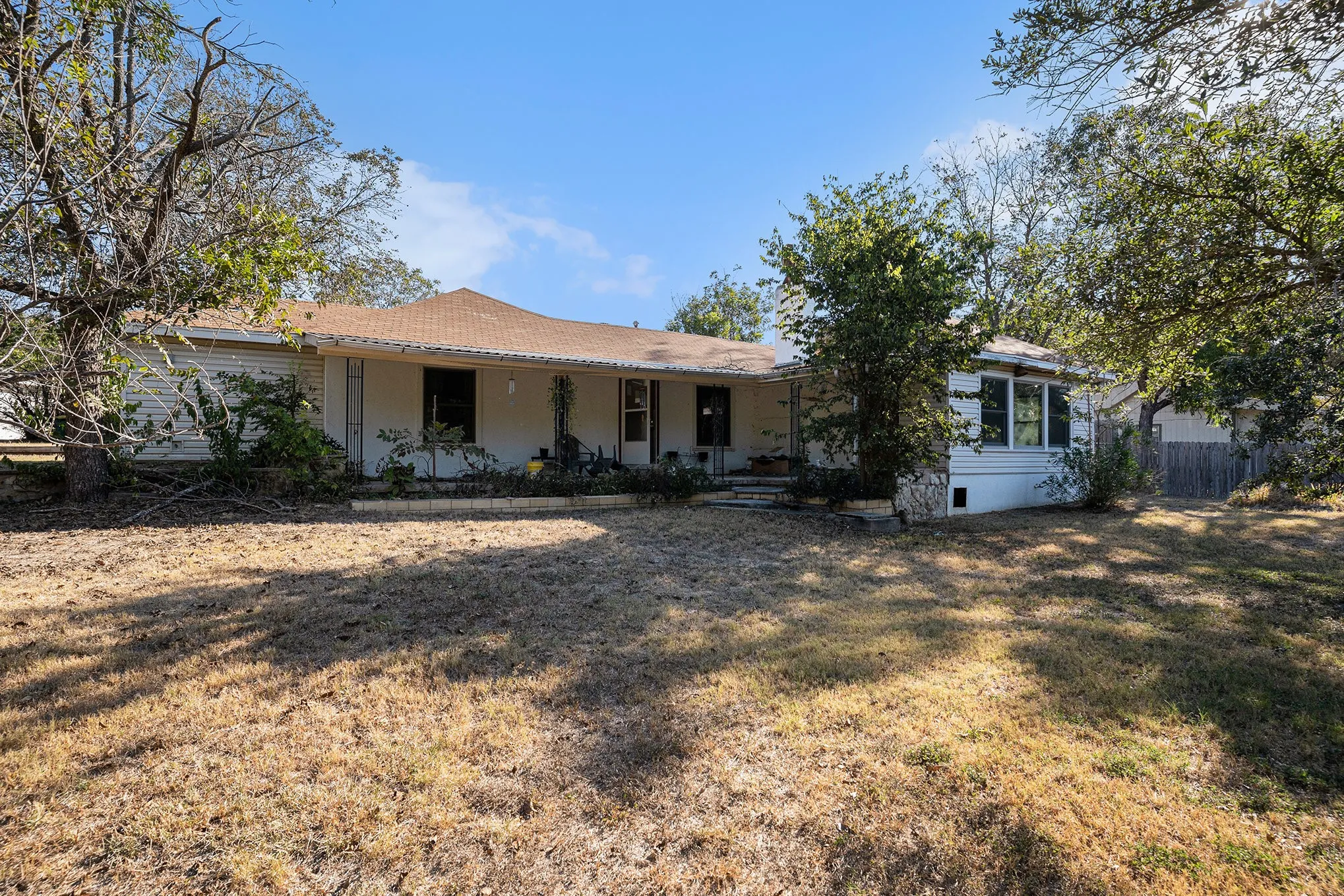 Single Family Residence For Sale in Hill County , 116 Lakeshore Trail, Whitney, Texas 76692, 2 Bedroom, 2 Bathroom, 2 Garage spaces, 1,744 Sqft, built in 1948, mls#21335575, Real Estate Agent in Whitney, Homes For Sale in Hill county, Homes For Sale in Whitney, Realtor in Whitney Texas, Real Estate Brokerage Independent Realty Texas, Luminita Cordes Realtor