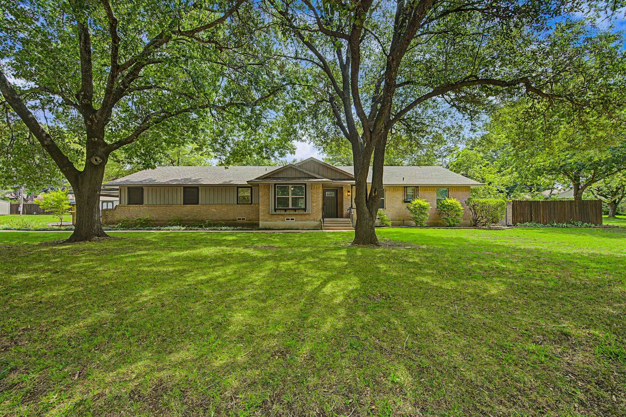 Single Family Residence For Sale in Ellis County , 106 Pecan Creek Street, Red Oak, Texas 75154, 3 Bedroom, 3 Bathroom, Garage spaces, 2,425 Sqft, built in 1968, mls#21262509, Real Estate Agent in Red Oak, Homes For Sale in Ellis county, Homes For Sale in Red Oak, Realtor in Red Oak Texas, Real Estate Brokerage Independent Realty Texas, Luminita Cordes Realtor