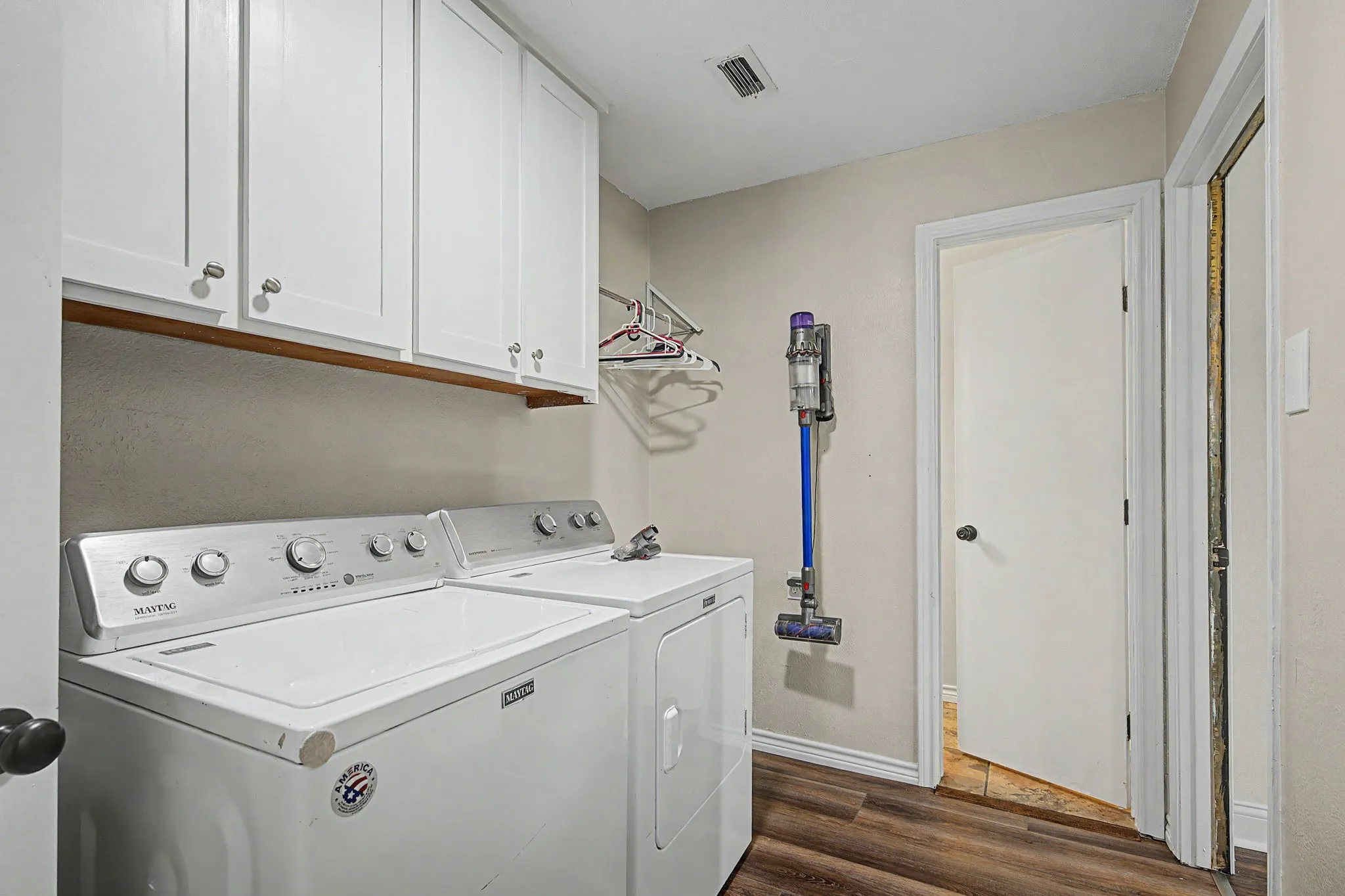 Single Family Residence For Sale in Ellis County , 106 Pecan Creek Street, Red Oak, Texas 75154, 3 Bedroom, 3 Bathroom, Garage spaces, 2,425 Sqft, built in 1968, mls#21262509, Real Estate Agent in Red Oak, Homes For Sale in Ellis county, Homes For Sale in Red Oak, Realtor in Red Oak Texas, Real Estate Brokerage Independent Realty Texas, Luminita Cordes Realtor