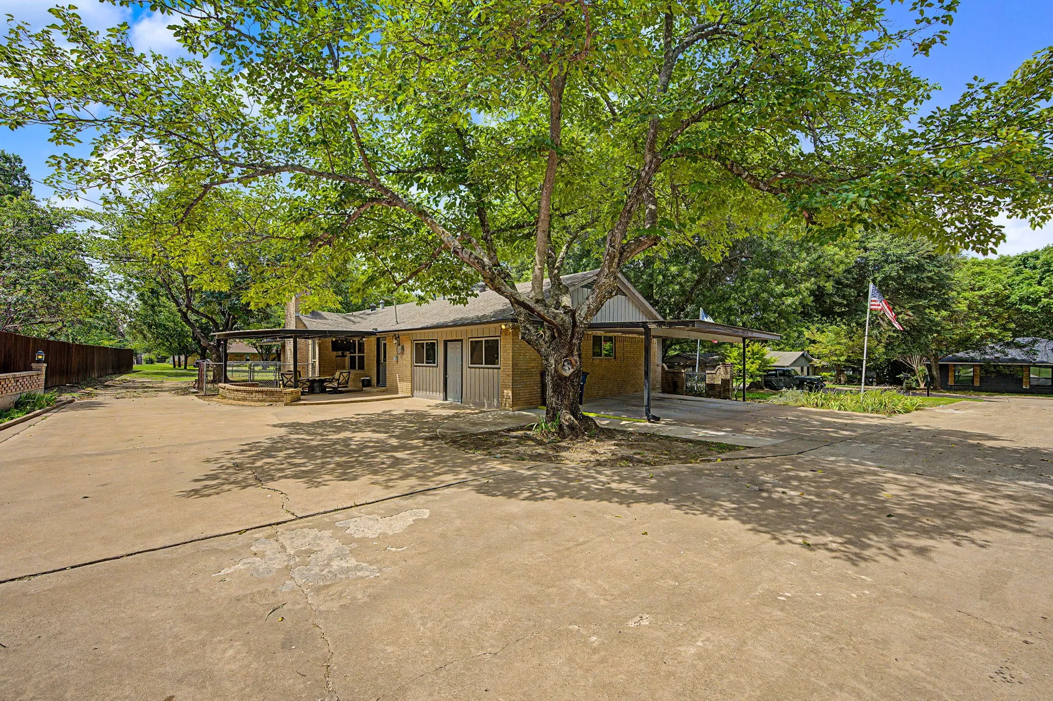 Single Family Residence For Sale in Ellis County , 106 Pecan Creek Street, Red Oak, Texas 75154, 3 Bedroom, 3 Bathroom, Garage spaces, 2,425 Sqft, built in 1968, mls#21262509, Real Estate Agent in Red Oak, Homes For Sale in Ellis county, Homes For Sale in Red Oak, Realtor in Red Oak Texas, Real Estate Brokerage Independent Realty Texas, Luminita Cordes Realtor