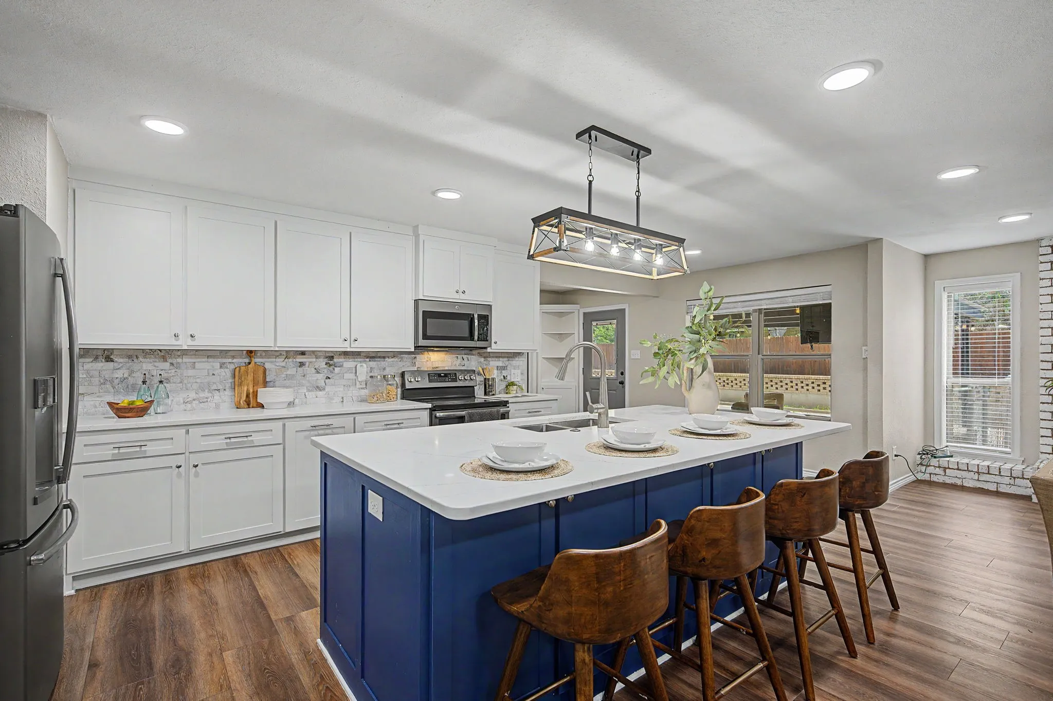 Single Family Residence For Sale in Ellis County , 106 Pecan Creek Street, Red Oak, Texas 75154, 3 Bedroom, 3 Bathroom, Garage spaces, 2,425 Sqft, built in 1968, mls#21262509, Real Estate Agent in Red Oak, Homes For Sale in Ellis county, Homes For Sale in Red Oak, Realtor in Red Oak Texas, Real Estate Brokerage Independent Realty Texas, Luminita Cordes Realtor