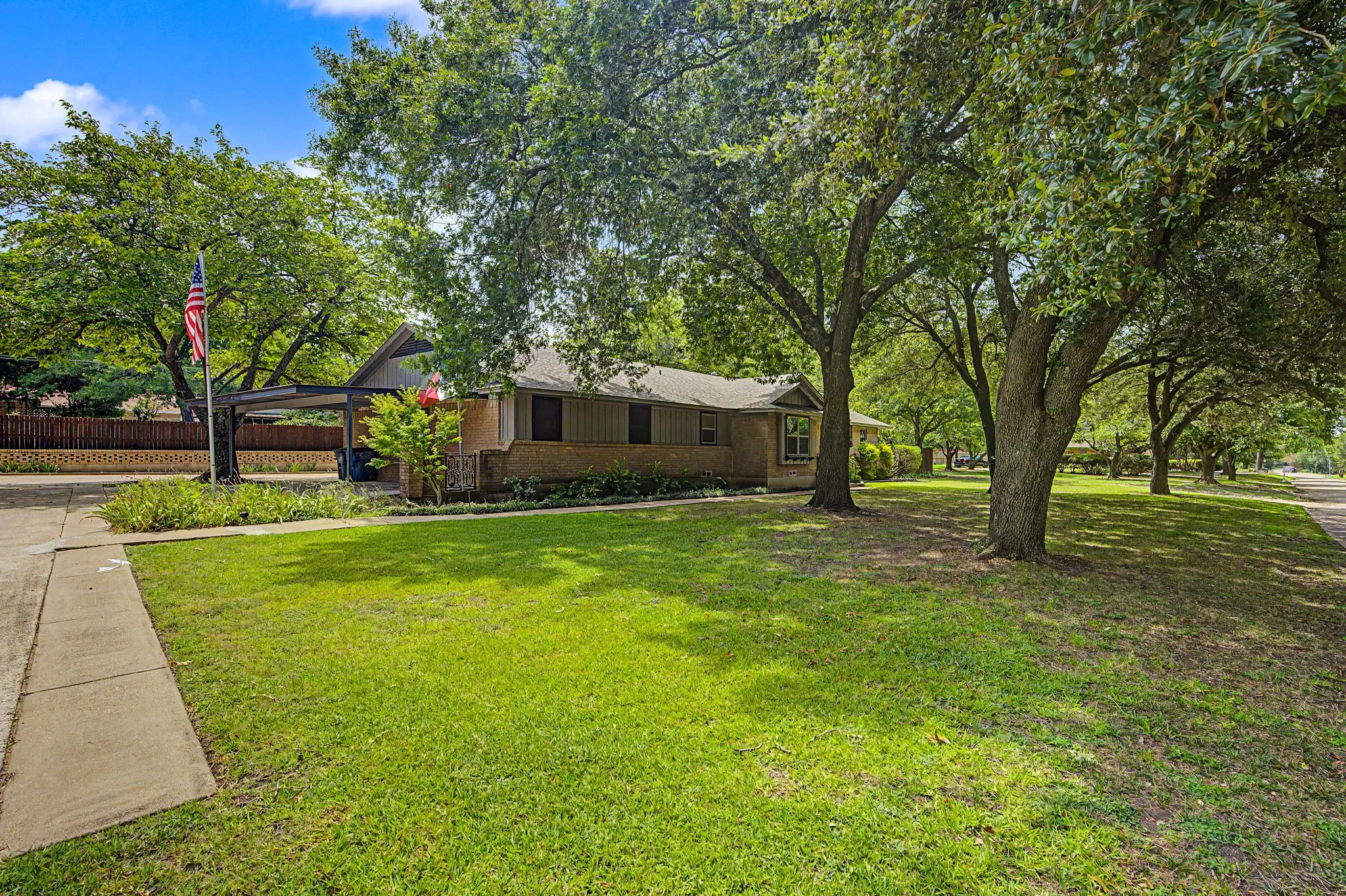 Single Family Residence For Sale in Ellis County , 106 Pecan Creek Street, Red Oak, Texas 75154, 3 Bedroom, 3 Bathroom, Garage spaces, 2,425 Sqft, built in 1968, mls#21262509, Real Estate Agent in Red Oak, Homes For Sale in Ellis county, Homes For Sale in Red Oak, Realtor in Red Oak Texas, Real Estate Brokerage Independent Realty Texas, Luminita Cordes Realtor