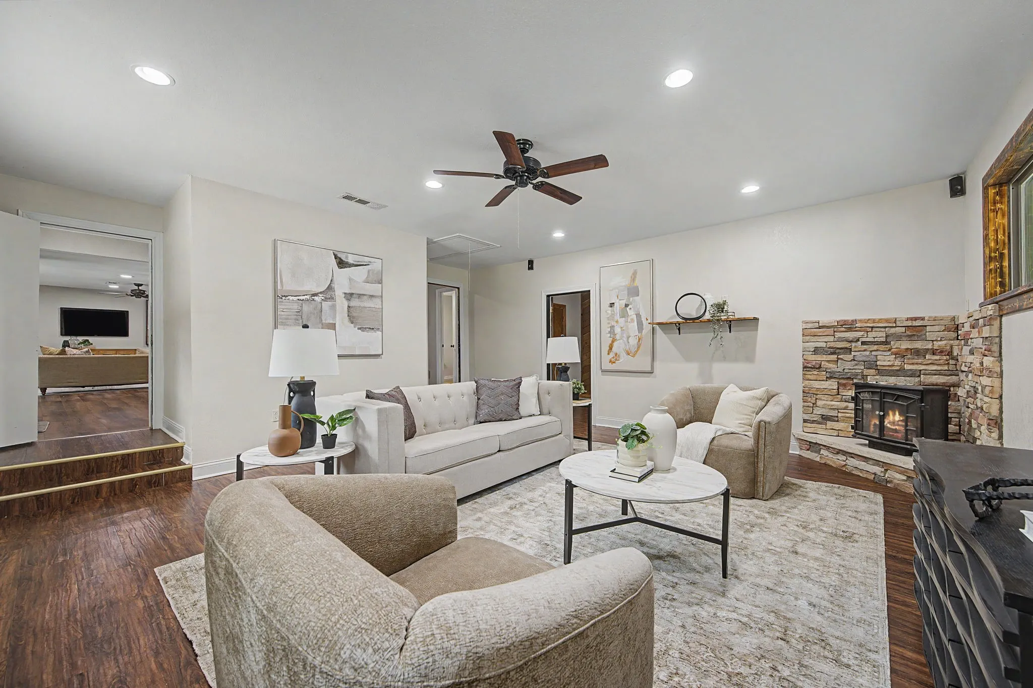 Single Family Residence For Sale in Ellis County , 106 Pecan Creek Street, Red Oak, Texas 75154, 3 Bedroom, 3 Bathroom, Garage spaces, 2,425 Sqft, built in 1968, mls#21262509, Real Estate Agent in Red Oak, Homes For Sale in Ellis county, Homes For Sale in Red Oak, Realtor in Red Oak Texas, Real Estate Brokerage Independent Realty Texas, Luminita Cordes Realtor
