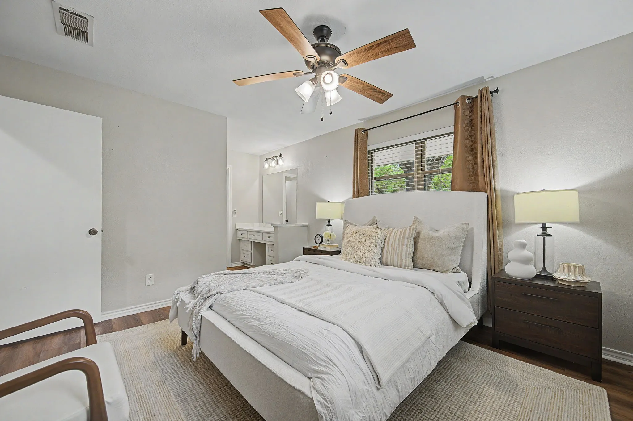 Single Family Residence For Sale in Ellis County , 106 Pecan Creek Street, Red Oak, Texas 75154, 3 Bedroom, 3 Bathroom, Garage spaces, 2,425 Sqft, built in 1968, mls#21262509, Real Estate Agent in Red Oak, Homes For Sale in Ellis county, Homes For Sale in Red Oak, Realtor in Red Oak Texas, Real Estate Brokerage Independent Realty Texas, Luminita Cordes Realtor