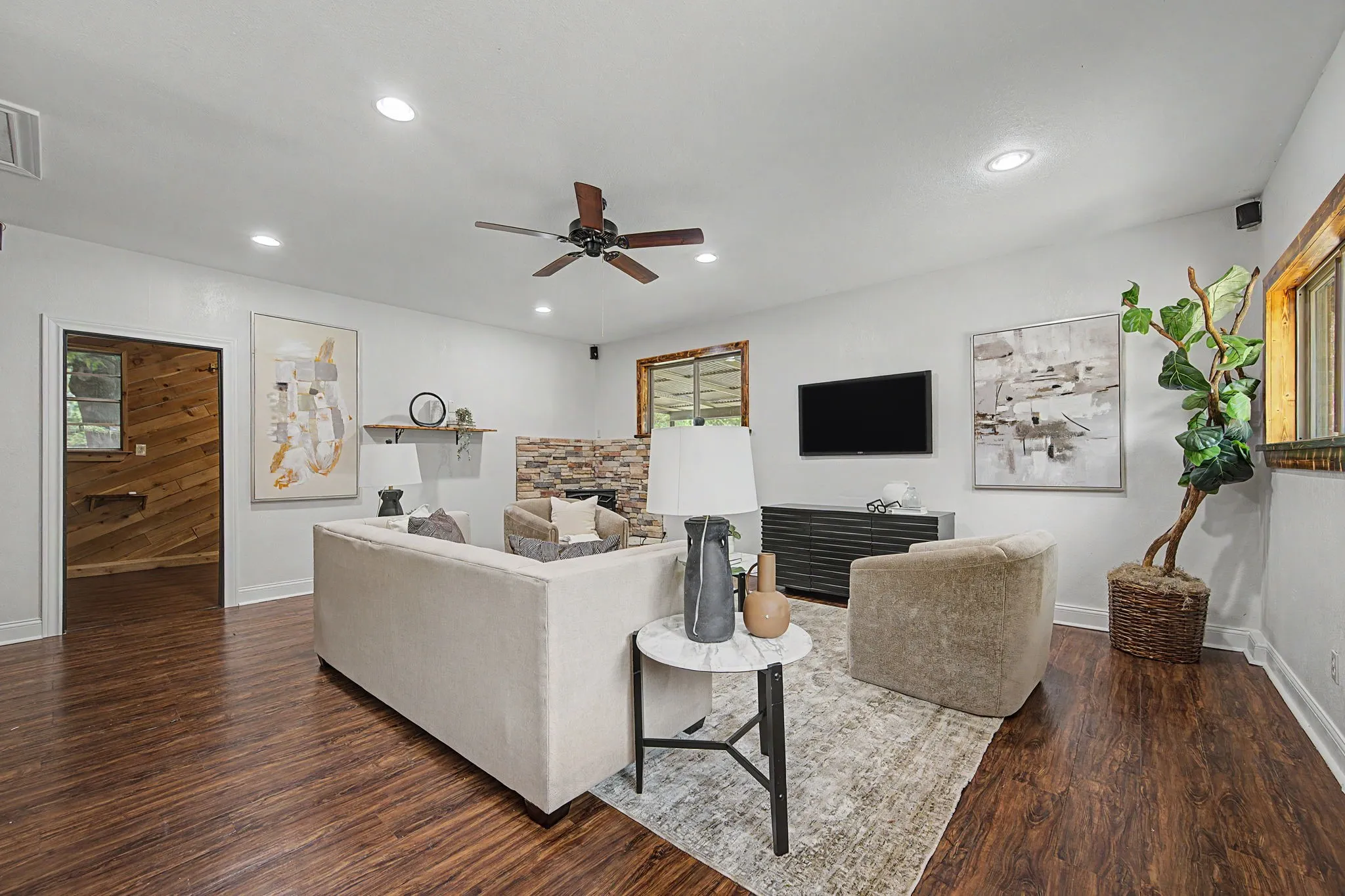 Single Family Residence For Sale in Ellis County , 106 Pecan Creek Street, Red Oak, Texas 75154, 3 Bedroom, 3 Bathroom, Garage spaces, 2,425 Sqft, built in 1968, mls#21262509, Real Estate Agent in Red Oak, Homes For Sale in Ellis county, Homes For Sale in Red Oak, Realtor in Red Oak Texas, Real Estate Brokerage Independent Realty Texas, Luminita Cordes Realtor