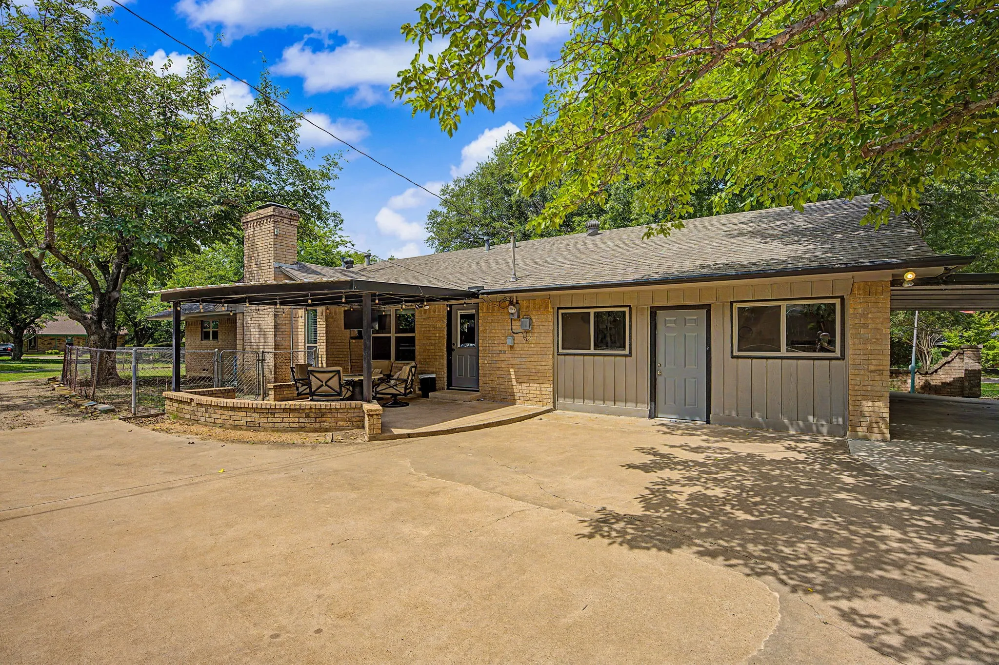 Single Family Residence For Sale in Ellis County , 106 Pecan Creek Street, Red Oak, Texas 75154, 3 Bedroom, 3 Bathroom, Garage spaces, 2,425 Sqft, built in 1968, mls#21262509, Real Estate Agent in Red Oak, Homes For Sale in Ellis county, Homes For Sale in Red Oak, Realtor in Red Oak Texas, Real Estate Brokerage Independent Realty Texas, Luminita Cordes Realtor