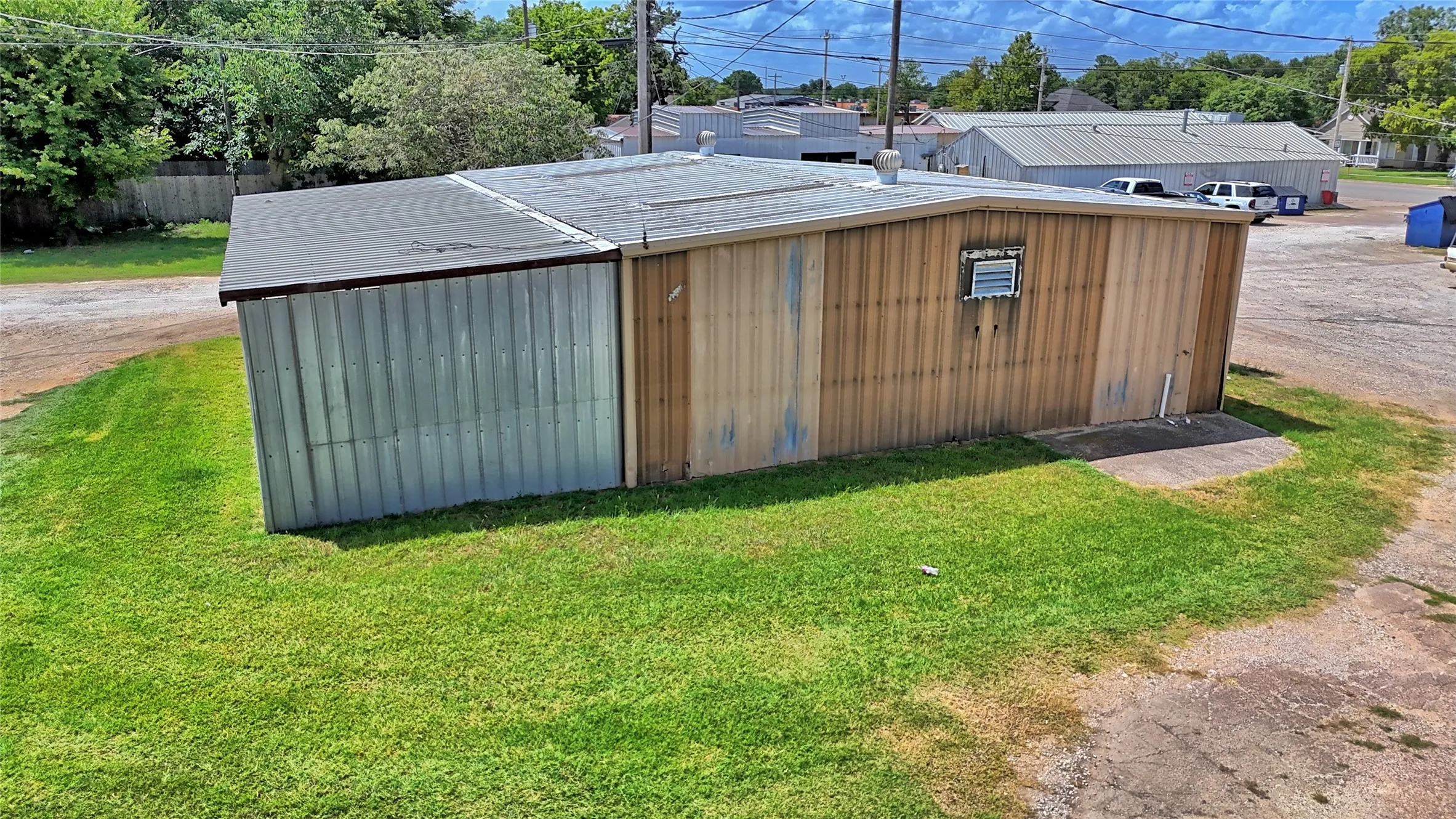 Warehouse For Sale in Montague County , 105 W Highway 82, Nocona, Texas 76255, 0, 0, Garage spaces, 0 Sqft, built in 1990, Price $90,000, mls#21335581, Real Estate Agent in Nocona, Homes For Sale in Montague county, Homes For Sale in Nocona, Realtor in Nocona Texas, Real Estate Brokerage Independent Realty Texas, Luminita Cordes Realtor