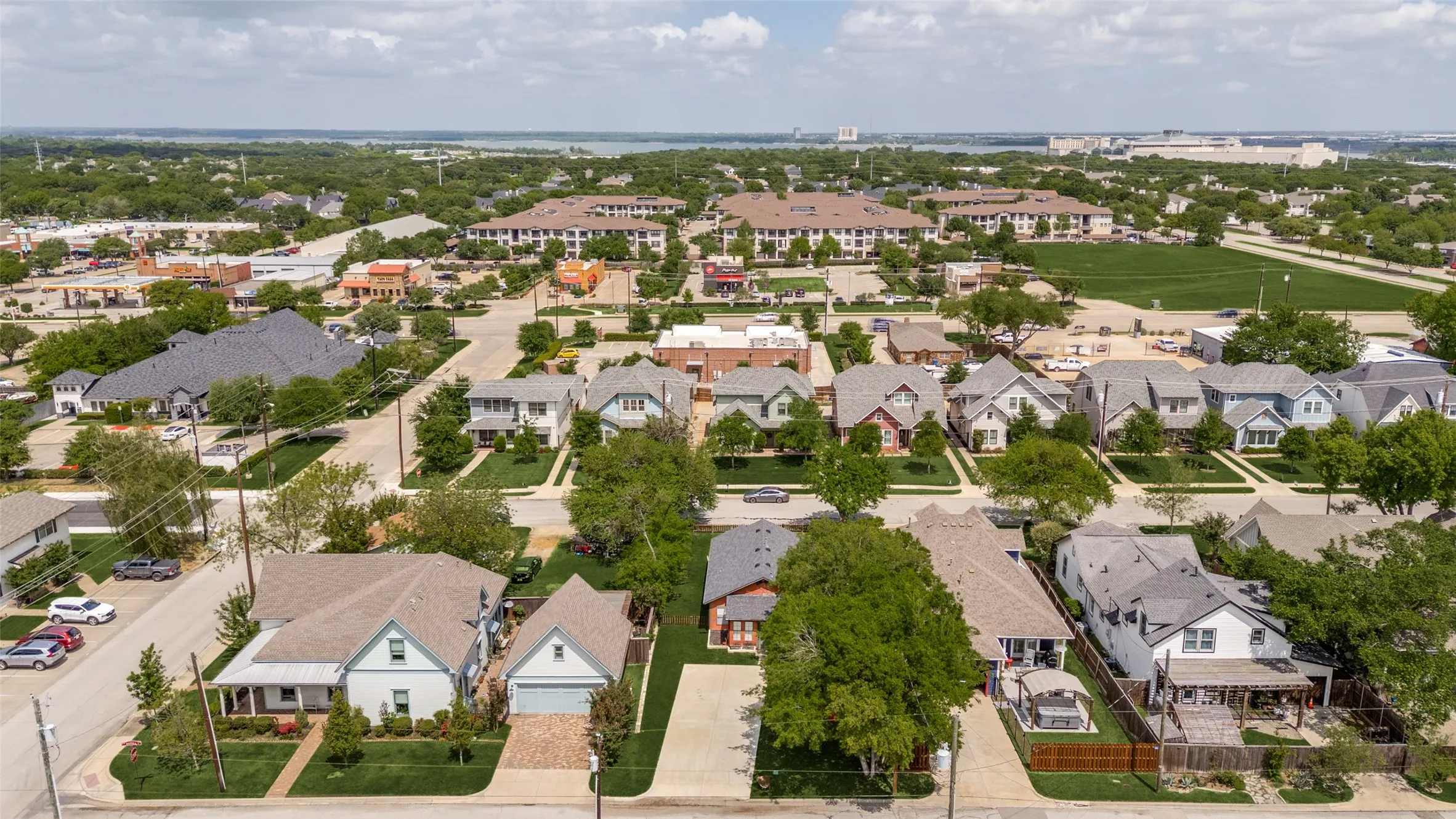 Single Family Residence For Sale in Tarrant County , 612 E Wall Street, Grapevine, Texas 76051, 2 Bedroom, 2 Bathroom, Garage spaces, 906 Sqft, built in 1936, mls#21335579, Real Estate Agent in Grapevine, Homes For Sale in Tarrant county, Homes For Sale in Grapevine, Realtor in Grapevine Texas, Real Estate Brokerage Independent Realty Texas, Luminita Cordes Realtor