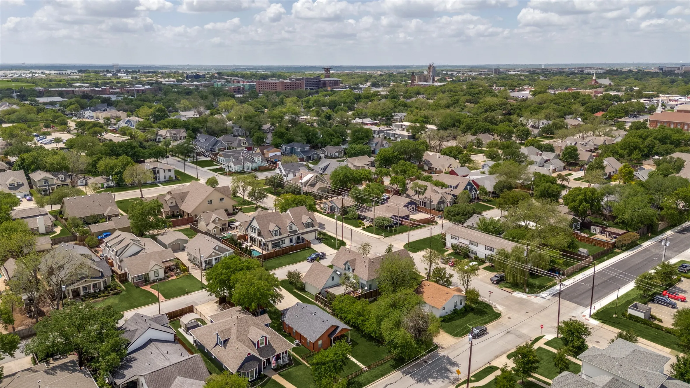 Single Family Residence For Sale in Tarrant County , 612 E Wall Street, Grapevine, Texas 76051, 2 Bedroom, 2 Bathroom, Garage spaces, 906 Sqft, built in 1936, mls#21335579, Real Estate Agent in Grapevine, Homes For Sale in Tarrant county, Homes For Sale in Grapevine, Realtor in Grapevine Texas, Real Estate Brokerage Independent Realty Texas, Luminita Cordes Realtor
