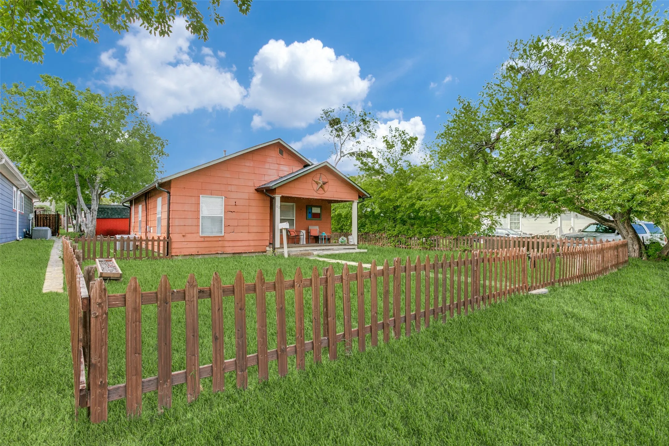 Single Family Residence For Sale in Tarrant County , 612 E Wall Street, Grapevine, Texas 76051, 2 Bedroom, 2 Bathroom, Garage spaces, 906 Sqft, built in 1936, mls#21335579, Real Estate Agent in Grapevine, Homes For Sale in Tarrant county, Homes For Sale in Grapevine, Realtor in Grapevine Texas, Real Estate Brokerage Independent Realty Texas, Luminita Cordes Realtor