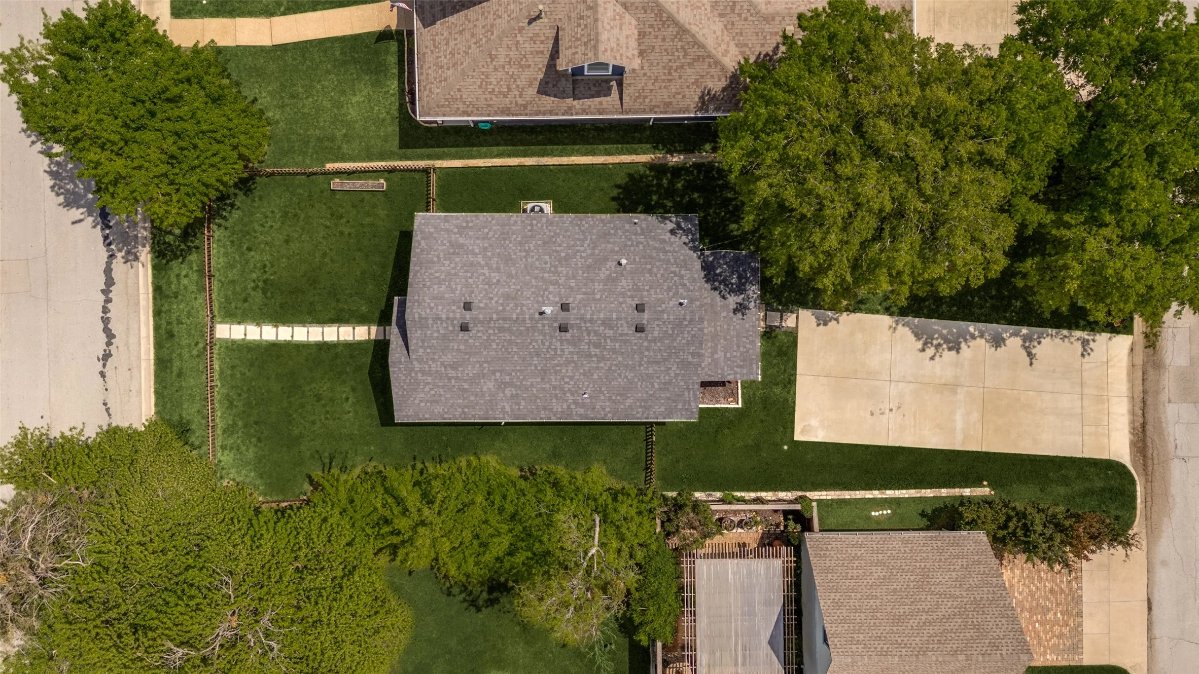 Single Family Residence For Sale in Tarrant County , 612 E Wall Street, Grapevine, Texas 76051, 2 Bedroom, 2 Bathroom, Garage spaces, 906 Sqft, built in 1936, mls#21335579, Real Estate Agent in Grapevine, Homes For Sale in Tarrant county, Homes For Sale in Grapevine, Realtor in Grapevine Texas, Real Estate Brokerage Independent Realty Texas, Luminita Cordes Realtor
