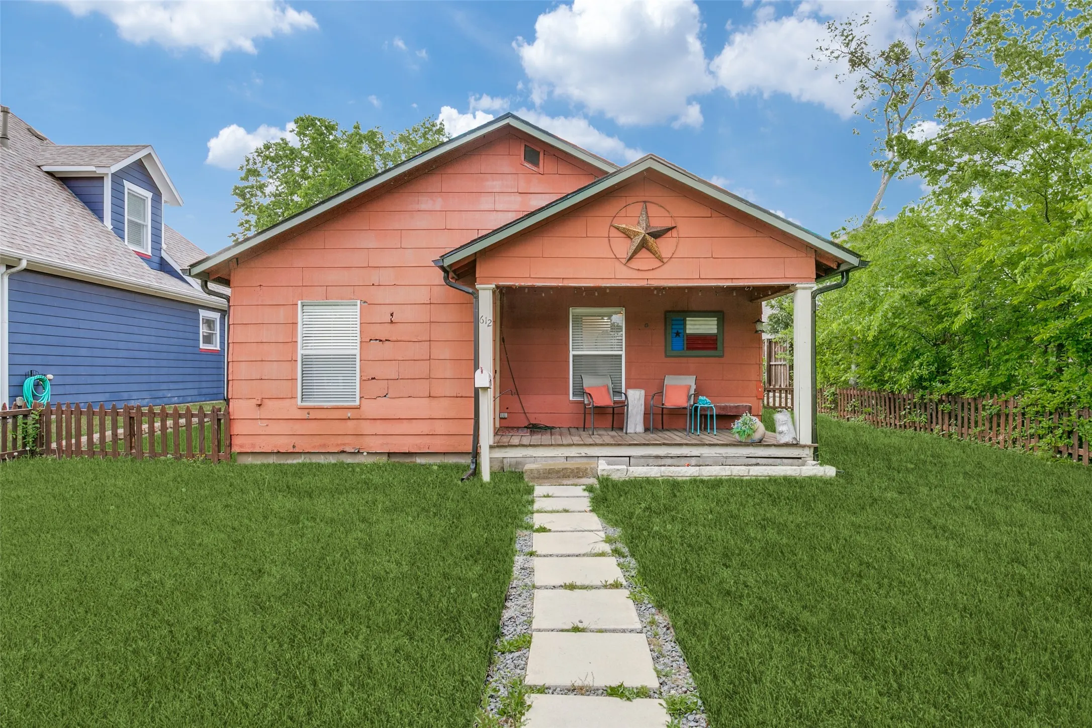Single Family Residence For Sale in Tarrant County , 612 E Wall Street, Grapevine, Texas 76051, 2 Bedroom, 2 Bathroom, Garage spaces, 906 Sqft, built in 1936, mls#21335579, Real Estate Agent in Grapevine, Homes For Sale in Tarrant county, Homes For Sale in Grapevine, Realtor in Grapevine Texas, Real Estate Brokerage Independent Realty Texas, Luminita Cordes Realtor
