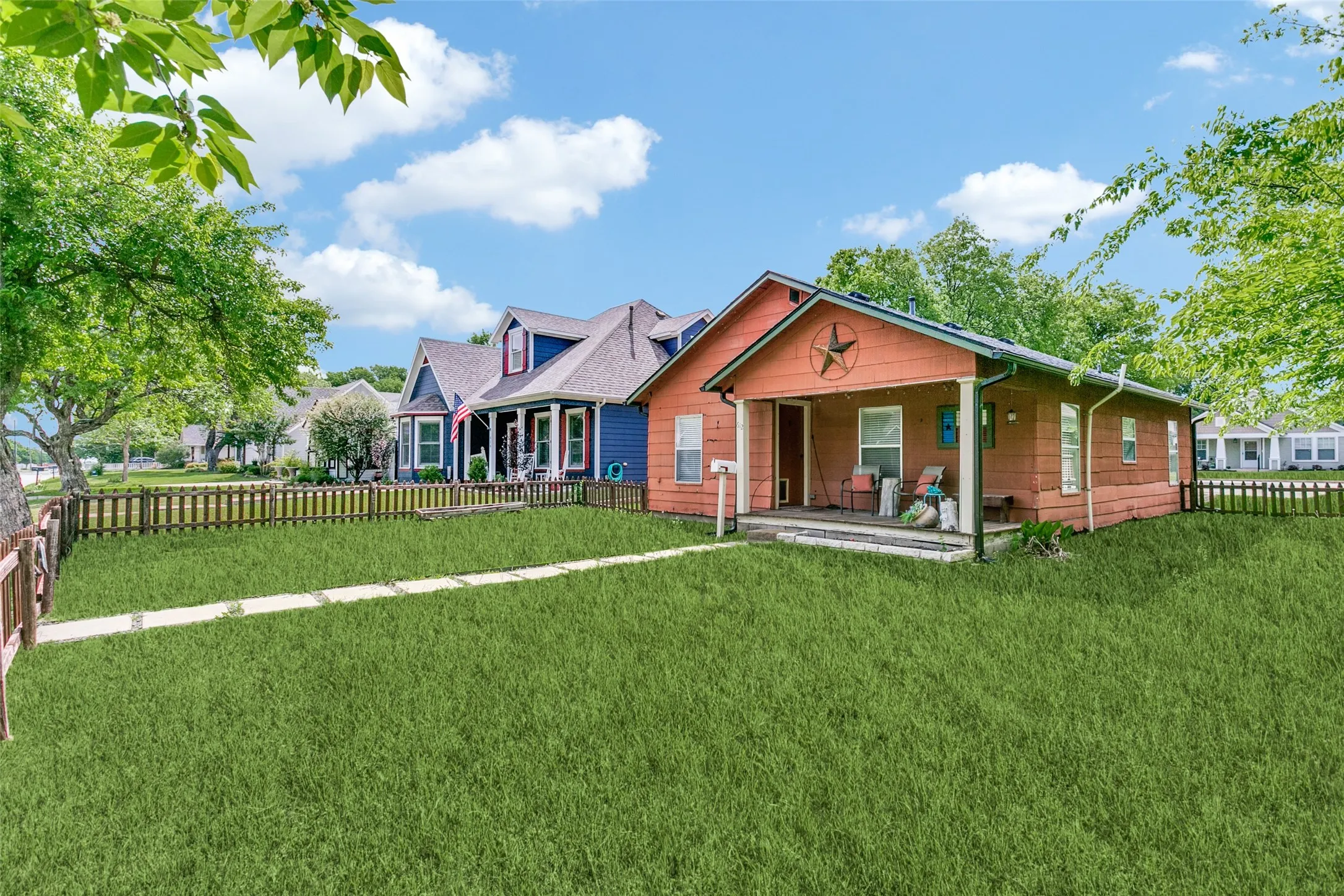 Single Family Residence For Sale in Tarrant County , 612 E Wall Street, Grapevine, Texas 76051, 2 Bedroom, 2 Bathroom, Garage spaces, 906 Sqft, built in 1936, mls#21335579, Real Estate Agent in Grapevine, Homes For Sale in Tarrant county, Homes For Sale in Grapevine, Realtor in Grapevine Texas, Real Estate Brokerage Independent Realty Texas, Luminita Cordes Realtor