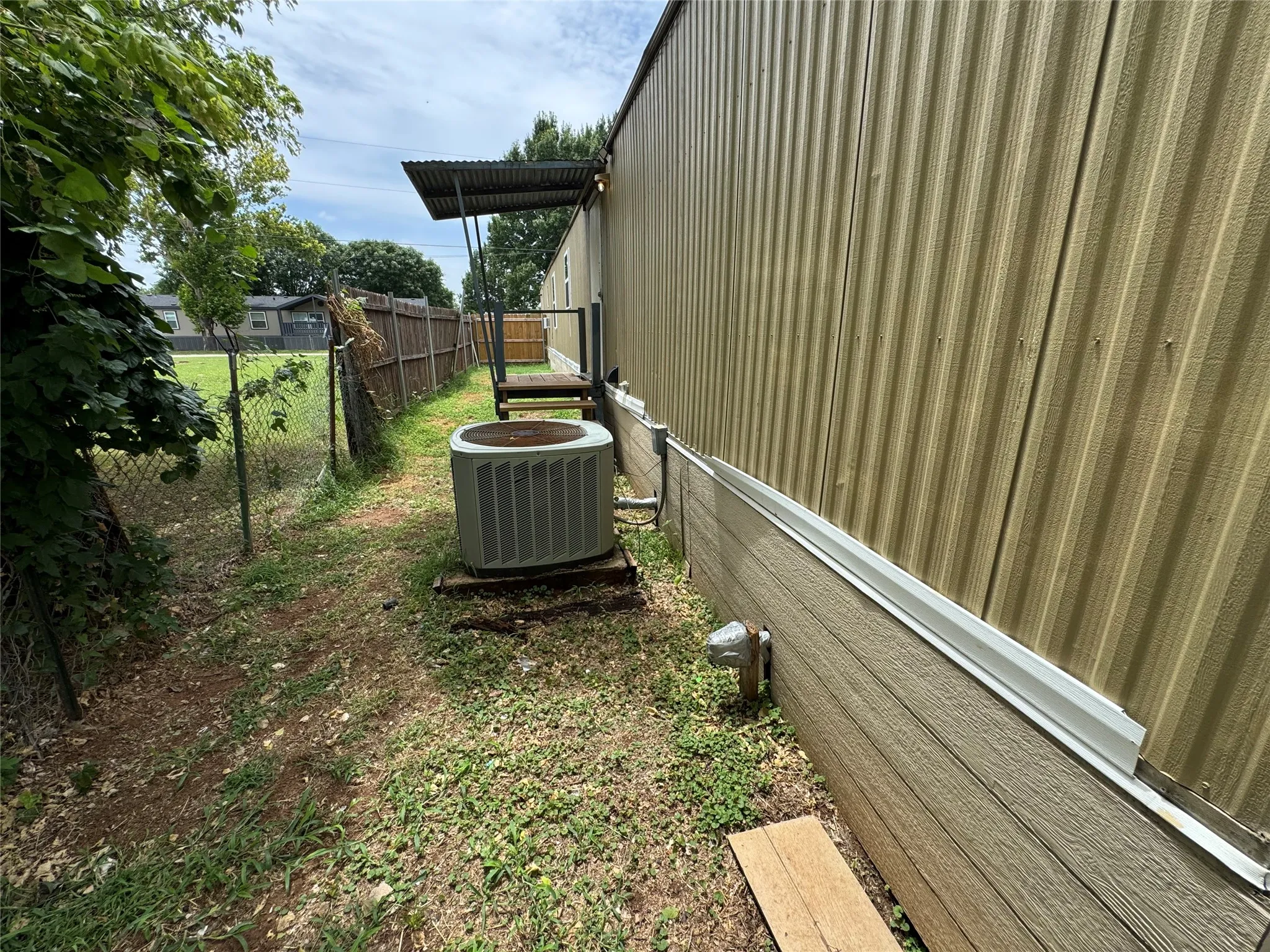 Manufactured Home For Sale in Parker County , 7103 Comanche Trail, Weatherford, Texas 76087, 4 Bedroom, 2 Bathroom, Garage spaces, 1,216 Sqft, built in 1997, mls#21335578, Real Estate Agent in Weatherford, Homes For Sale in Parker county, Homes For Sale in Weatherford, Realtor in Weatherford Texas, Real Estate Brokerage Independent Realty Texas, Luminita Cordes Realtor