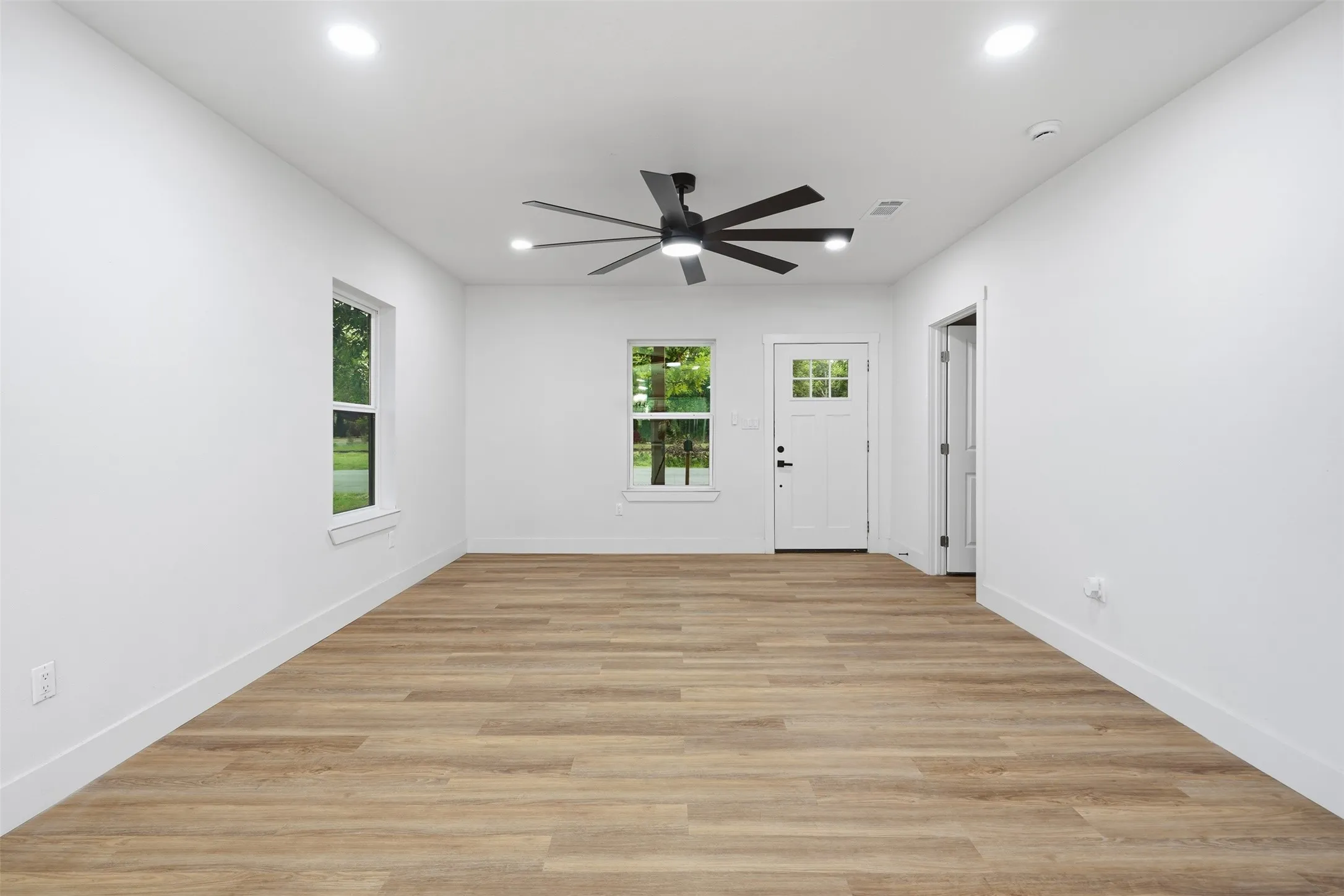 Single Family Residence For Sale in Johnson County , 1413 N Wilhite Street, Cleburne, Texas 76031, 3 Bedroom, 2 Bathroom, Garage spaces, 1,160 Sqft, built in 1935, mls#21334810, Real Estate Agent in Cleburne, Homes For Sale in Johnson county, Homes For Sale in Cleburne, Realtor in Cleburne Texas, Real Estate Brokerage Independent Realty Texas, Luminita Cordes Realtor