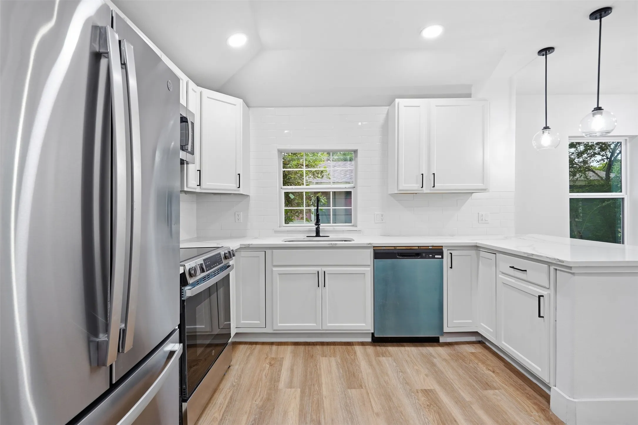 Single Family Residence For Sale in Johnson County , 1413 N Wilhite Street, Cleburne, Texas 76031, 3 Bedroom, 2 Bathroom, Garage spaces, 1,160 Sqft, built in 1935, mls#21334810, Real Estate Agent in Cleburne, Homes For Sale in Johnson county, Homes For Sale in Cleburne, Realtor in Cleburne Texas, Real Estate Brokerage Independent Realty Texas, Luminita Cordes Realtor