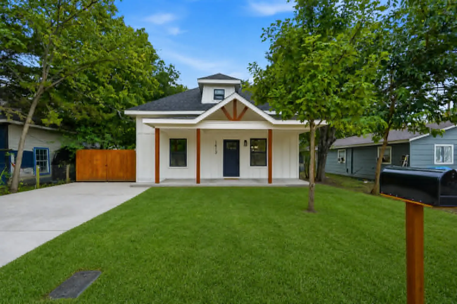 Single Family Residence For Sale in Johnson County , 1413 N Wilhite Street, Cleburne, Texas 76031, 3 Bedroom, 2 Bathroom, Garage spaces, 1,160 Sqft, built in 1935, mls#21334810, Real Estate Agent in Cleburne, Homes For Sale in Johnson county, Homes For Sale in Cleburne, Realtor in Cleburne Texas, Real Estate Brokerage Independent Realty Texas, Luminita Cordes Realtor