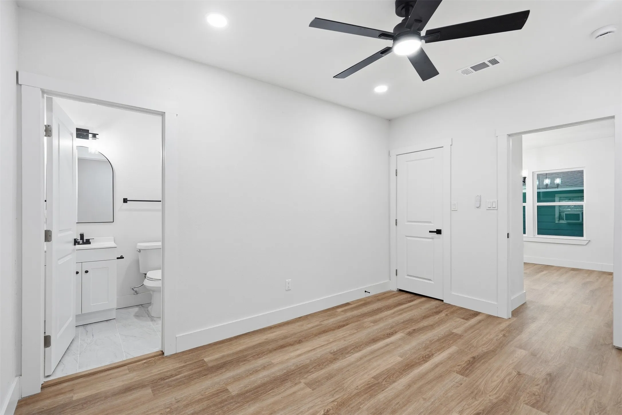 Single Family Residence For Sale in Johnson County , 1413 N Wilhite Street, Cleburne, Texas 76031, 3 Bedroom, 2 Bathroom, Garage spaces, 1,160 Sqft, built in 1935, mls#21334810, Real Estate Agent in Cleburne, Homes For Sale in Johnson county, Homes For Sale in Cleburne, Realtor in Cleburne Texas, Real Estate Brokerage Independent Realty Texas, Luminita Cordes Realtor