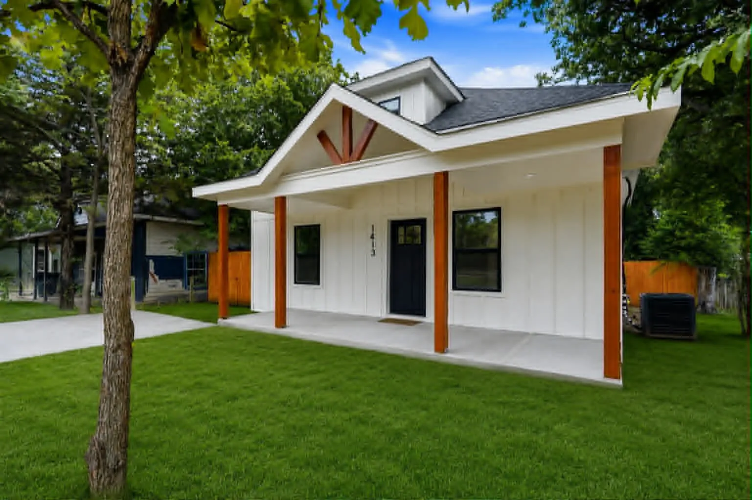 Single Family Residence For Sale in Johnson County , 1413 N Wilhite Street, Cleburne, Texas 76031, 3 Bedroom, 2 Bathroom, Garage spaces, 1,160 Sqft, built in 1935, mls#21334810, Real Estate Agent in Cleburne, Homes For Sale in Johnson county, Homes For Sale in Cleburne, Realtor in Cleburne Texas, Real Estate Brokerage Independent Realty Texas, Luminita Cordes Realtor