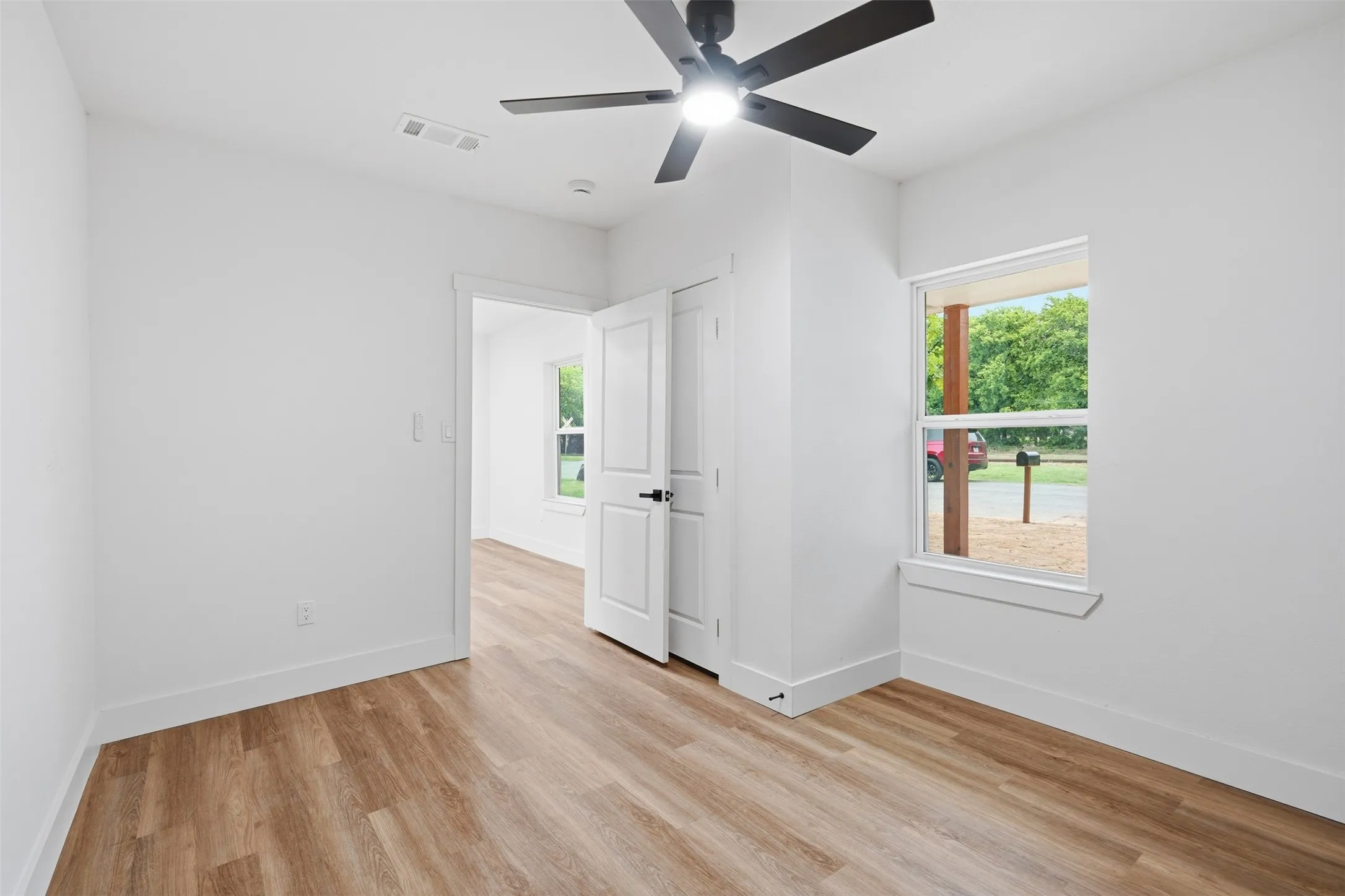 Single Family Residence For Sale in Johnson County , 1413 N Wilhite Street, Cleburne, Texas 76031, 3 Bedroom, 2 Bathroom, Garage spaces, 1,160 Sqft, built in 1935, mls#21334810, Real Estate Agent in Cleburne, Homes For Sale in Johnson county, Homes For Sale in Cleburne, Realtor in Cleburne Texas, Real Estate Brokerage Independent Realty Texas, Luminita Cordes Realtor