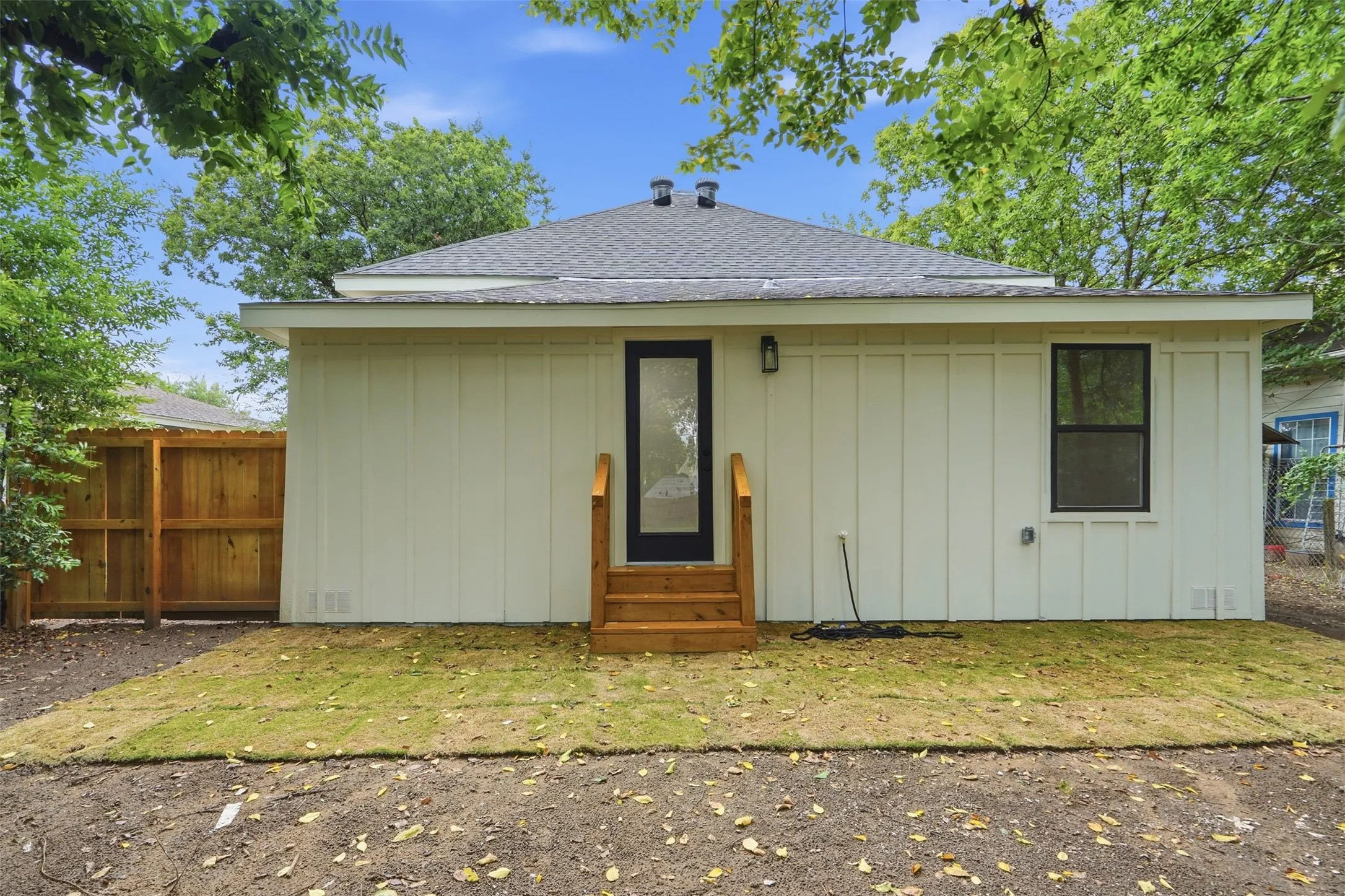 Single Family Residence For Sale in Johnson County , 1413 N Wilhite Street, Cleburne, Texas 76031, 3 Bedroom, 2 Bathroom, Garage spaces, 1,160 Sqft, built in 1935, mls#21334810, Real Estate Agent in Cleburne, Homes For Sale in Johnson county, Homes For Sale in Cleburne, Realtor in Cleburne Texas, Real Estate Brokerage Independent Realty Texas, Luminita Cordes Realtor
