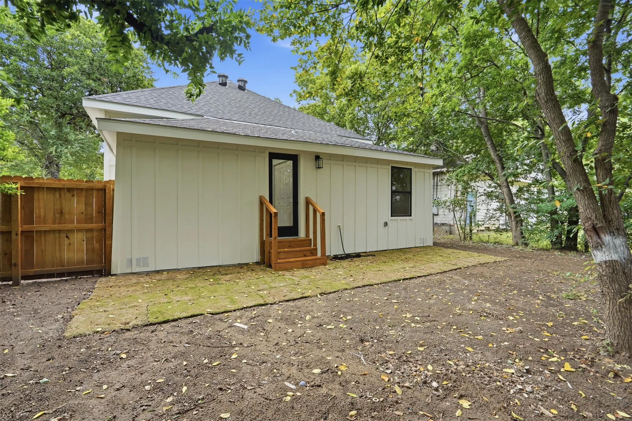 Single Family Residence For Sale in Johnson County , 1413 N Wilhite Street, Cleburne, Texas 76031, 3 Bedroom, 2 Bathroom, Garage spaces, 1,160 Sqft, built in 1935, mls#21334810, Real Estate Agent in Cleburne, Homes For Sale in Johnson county, Homes For Sale in Cleburne, Realtor in Cleburne Texas, Real Estate Brokerage Independent Realty Texas, Luminita Cordes Realtor