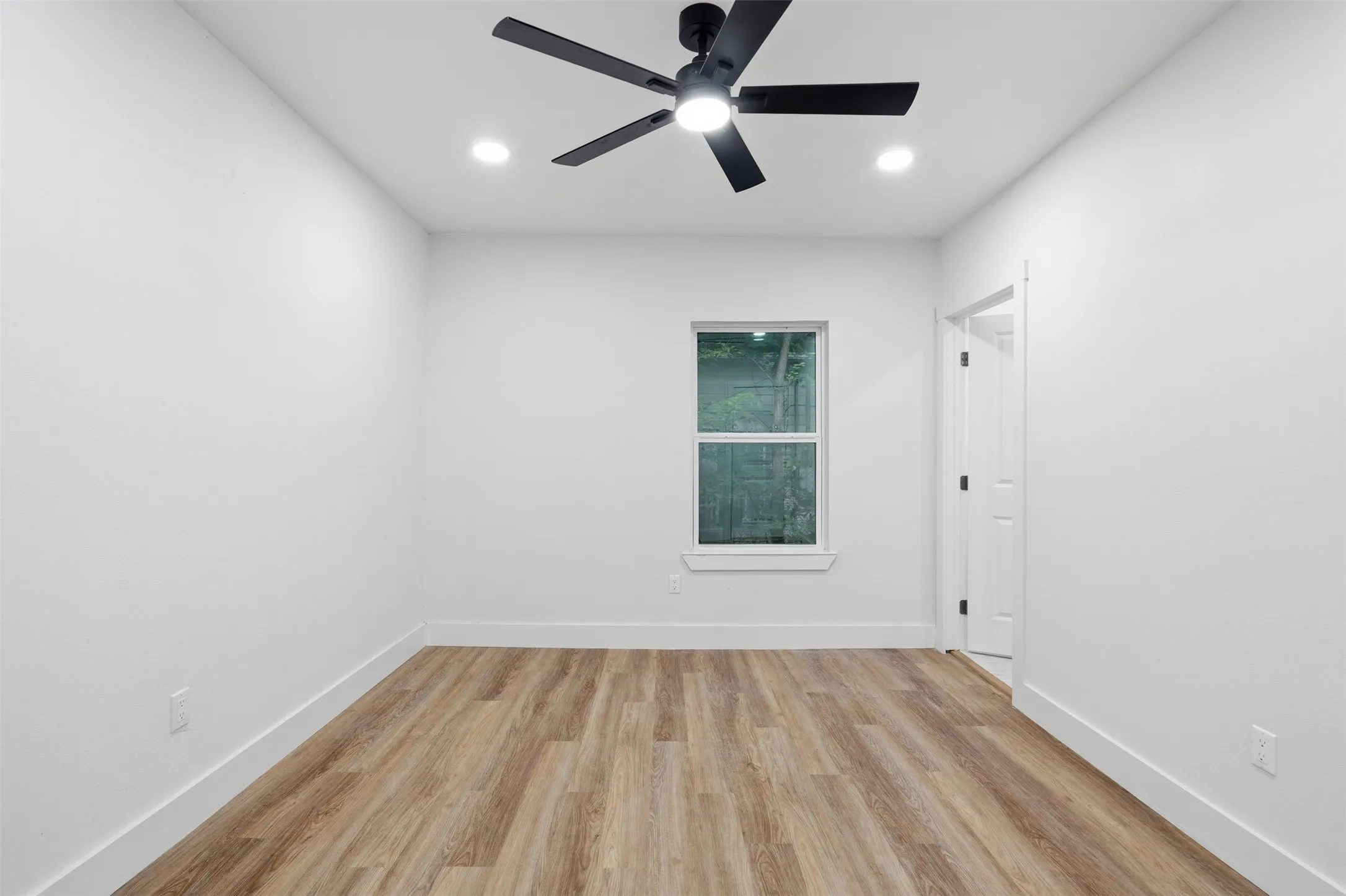 Single Family Residence For Sale in Johnson County , 1413 N Wilhite Street, Cleburne, Texas 76031, 3 Bedroom, 2 Bathroom, Garage spaces, 1,160 Sqft, built in 1935, mls#21334810, Real Estate Agent in Cleburne, Homes For Sale in Johnson county, Homes For Sale in Cleburne, Realtor in Cleburne Texas, Real Estate Brokerage Independent Realty Texas, Luminita Cordes Realtor