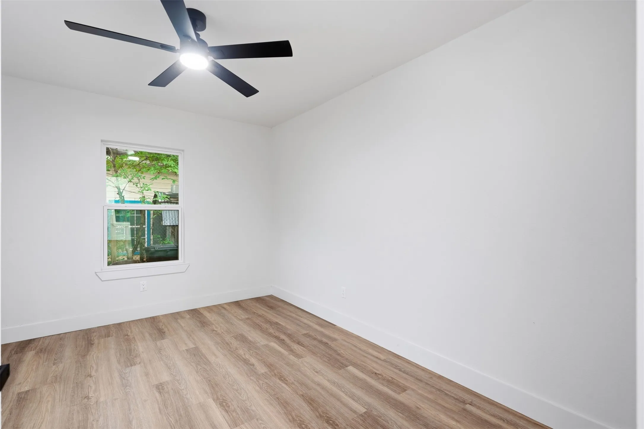 Single Family Residence For Sale in Johnson County , 1413 N Wilhite Street, Cleburne, Texas 76031, 3 Bedroom, 2 Bathroom, Garage spaces, 1,160 Sqft, built in 1935, mls#21334810, Real Estate Agent in Cleburne, Homes For Sale in Johnson county, Homes For Sale in Cleburne, Realtor in Cleburne Texas, Real Estate Brokerage Independent Realty Texas, Luminita Cordes Realtor