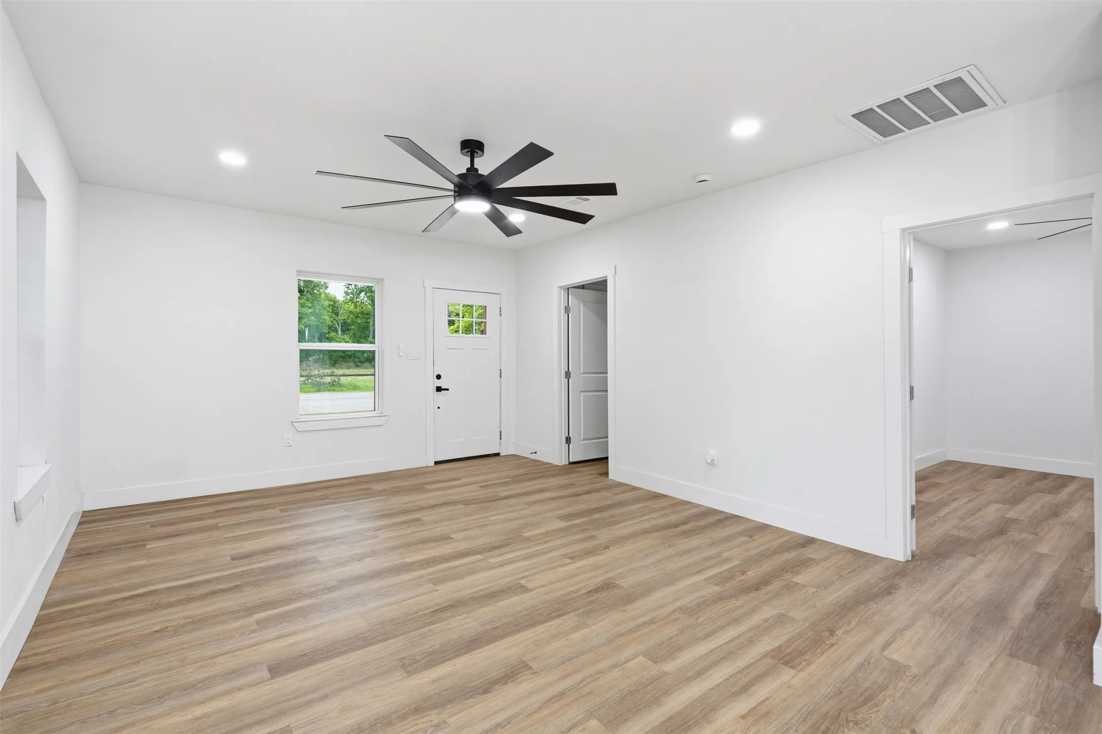 Single Family Residence For Sale in Johnson County , 1413 N Wilhite Street, Cleburne, Texas 76031, 3 Bedroom, 2 Bathroom, Garage spaces, 1,160 Sqft, built in 1935, mls#21334810, Real Estate Agent in Cleburne, Homes For Sale in Johnson county, Homes For Sale in Cleburne, Realtor in Cleburne Texas, Real Estate Brokerage Independent Realty Texas, Luminita Cordes Realtor