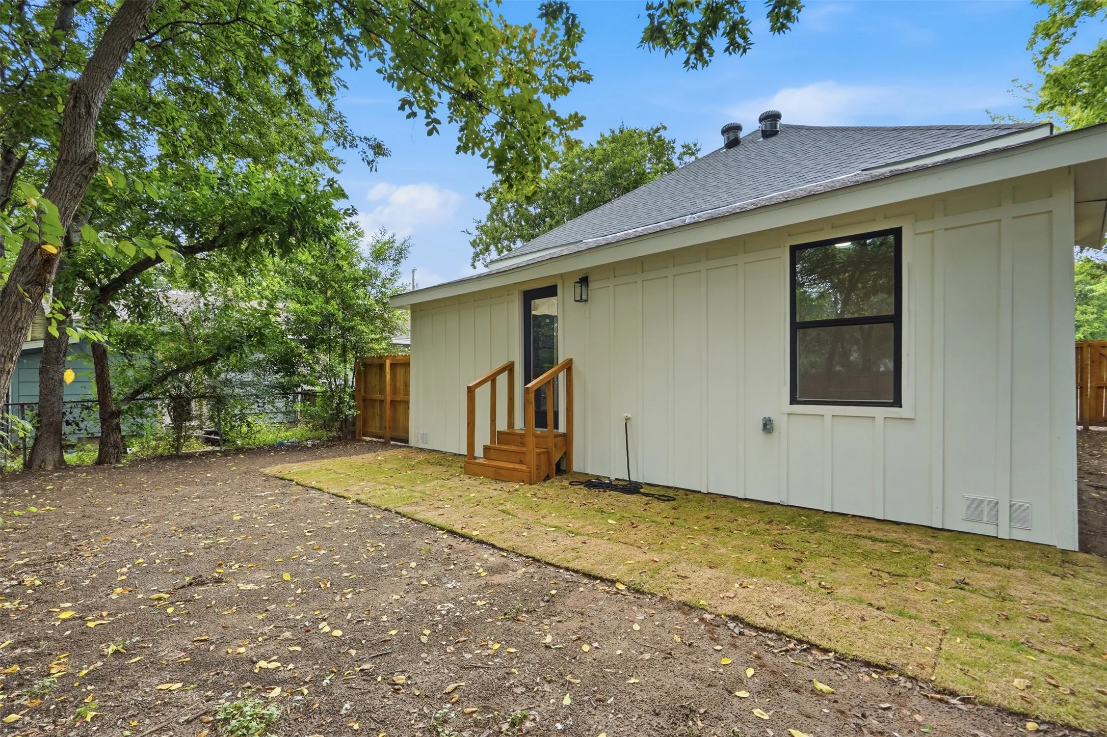 Single Family Residence For Sale in Johnson County , 1413 N Wilhite Street, Cleburne, Texas 76031, 3 Bedroom, 2 Bathroom, Garage spaces, 1,160 Sqft, built in 1935, mls#21334810, Real Estate Agent in Cleburne, Homes For Sale in Johnson county, Homes For Sale in Cleburne, Realtor in Cleburne Texas, Real Estate Brokerage Independent Realty Texas, Luminita Cordes Realtor