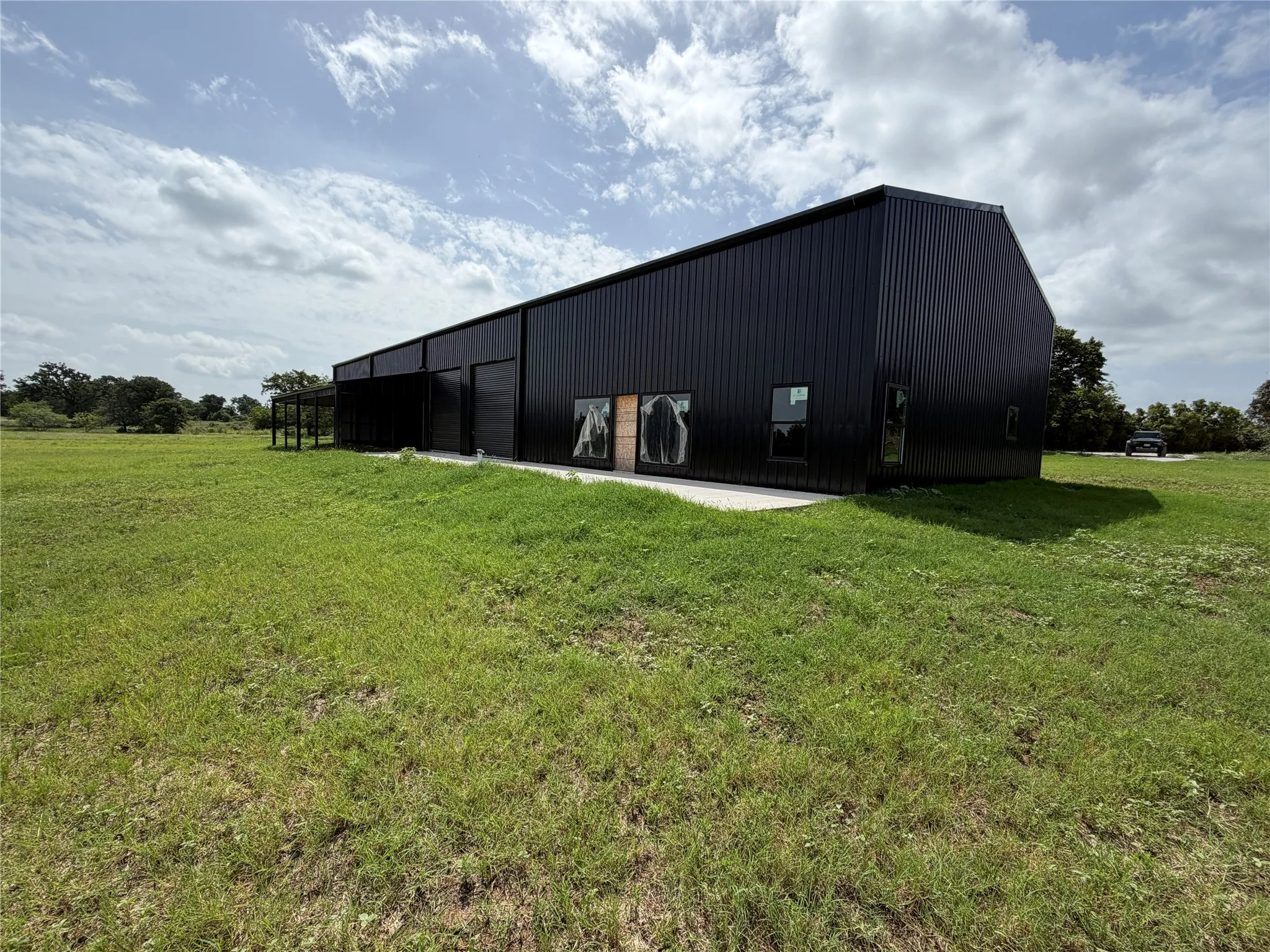 barndo with living, shop and horse stalls